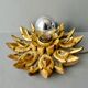 Applique forme fleur, en bois sculpté doré et verre, années 70