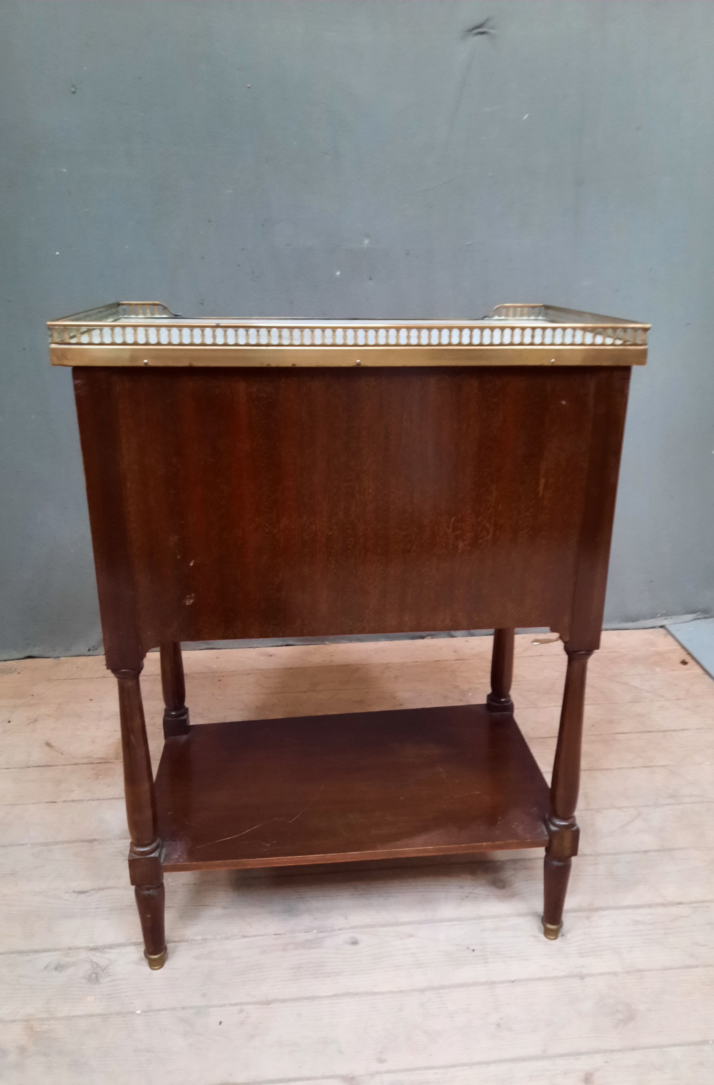 Mahogany chest of drawers in Louis XVI style