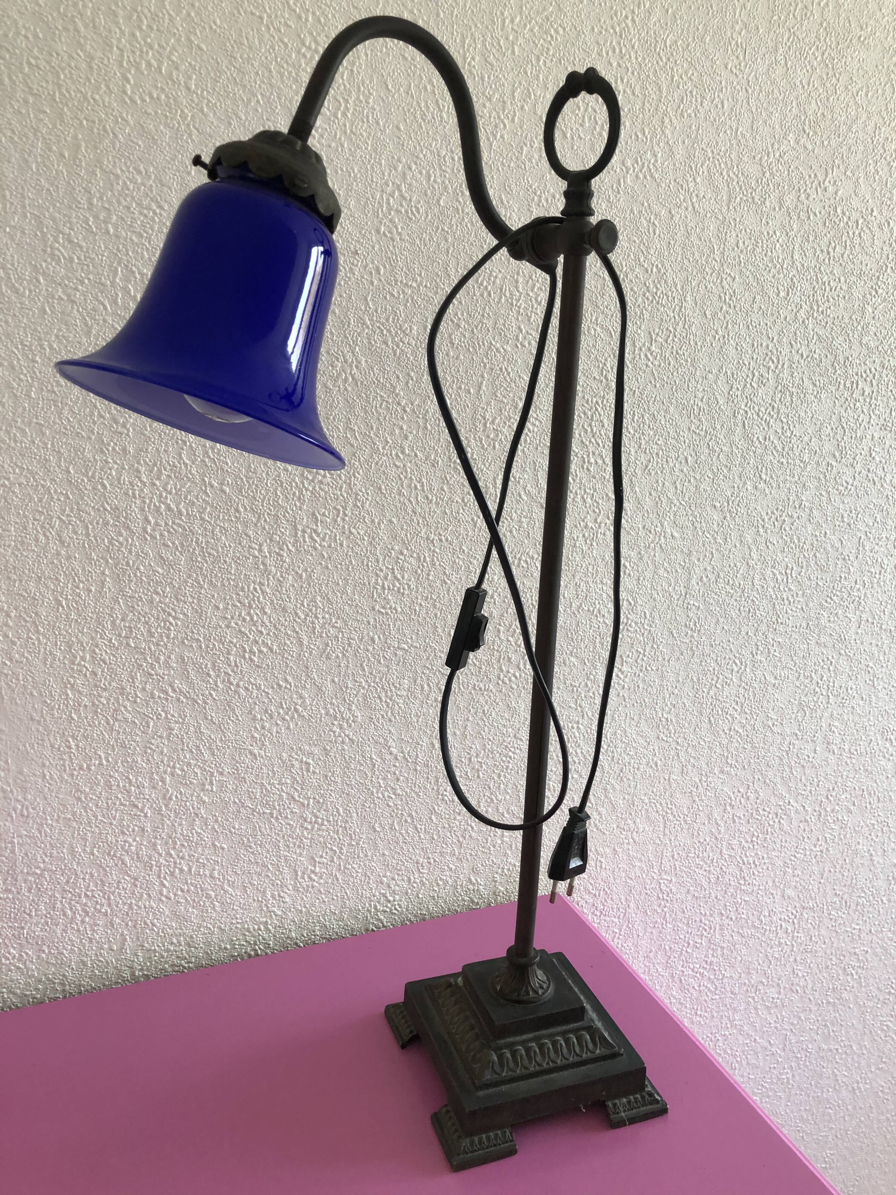 Lampe bleue forme tulipe
