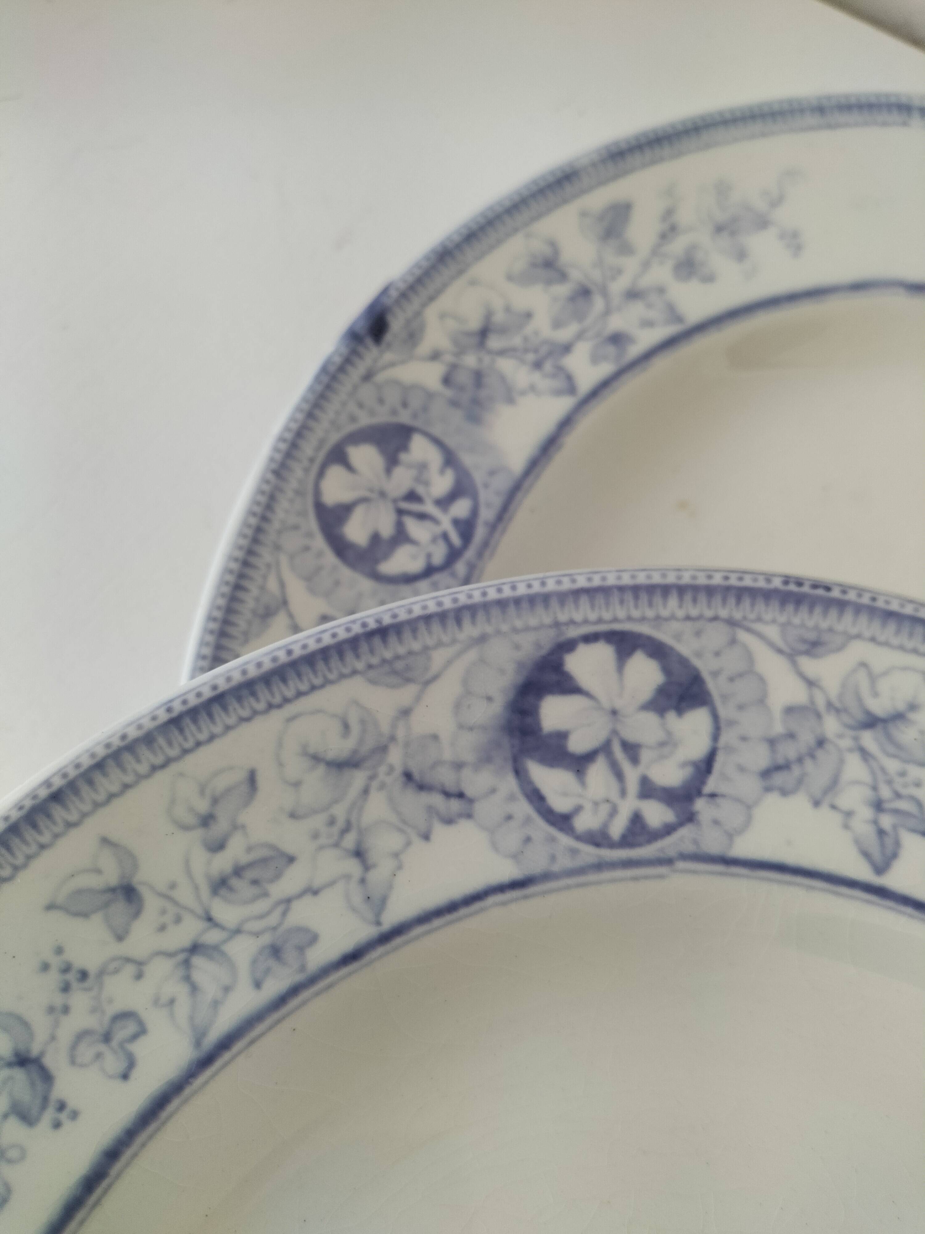 Trio d’assiettes anglaises en faïence fine bleue et blanche, début 20ème