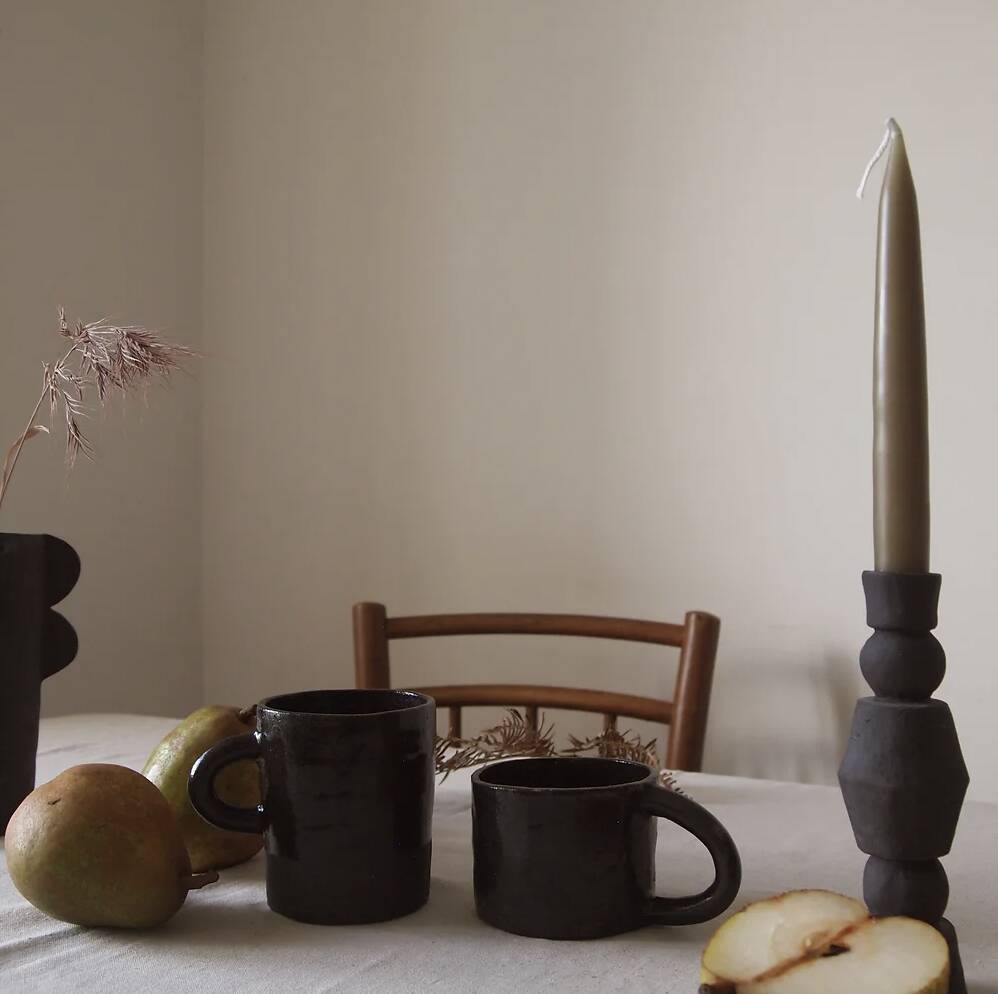 Petite tasse en grès noir