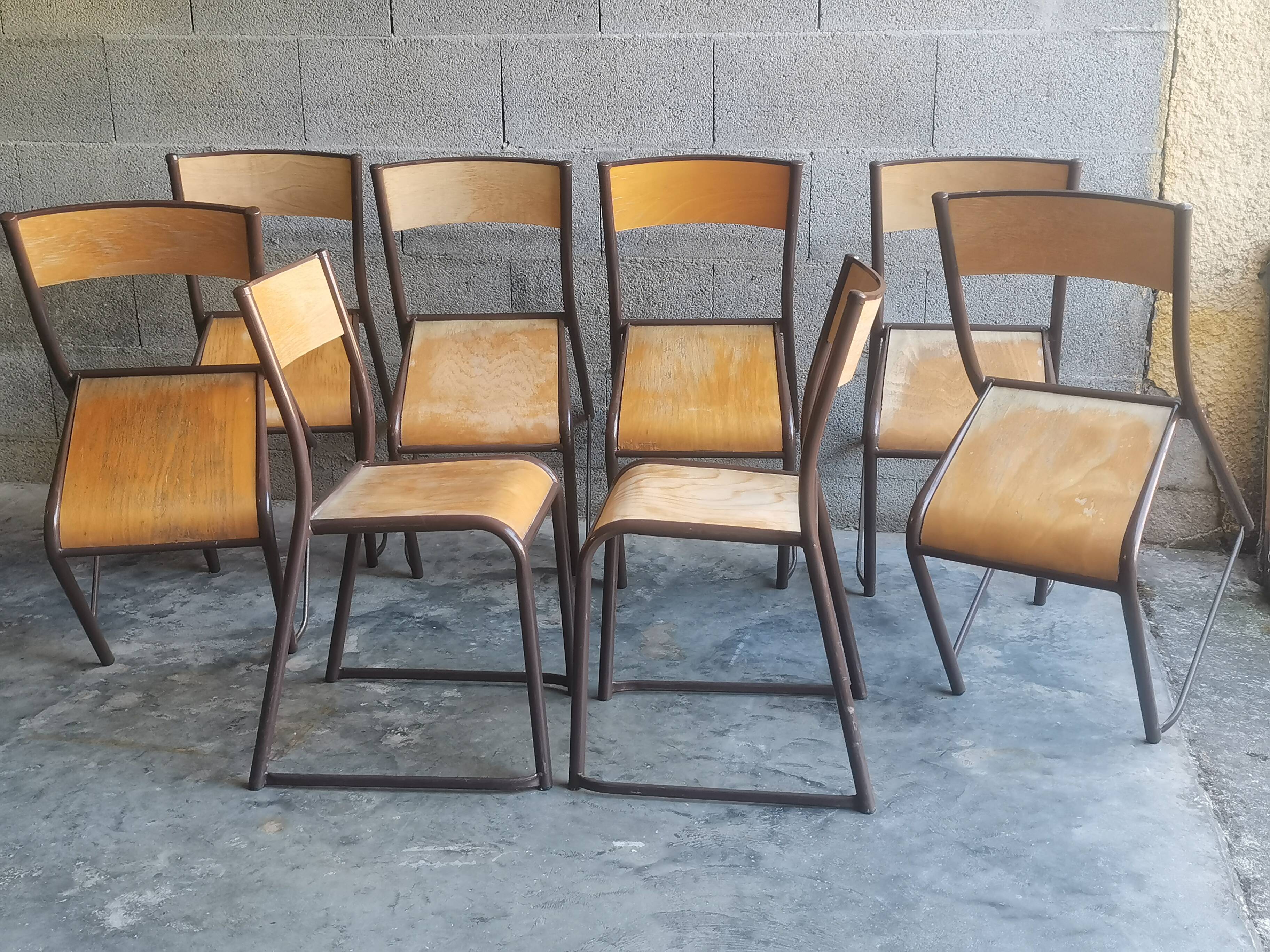 Serie de 8 chaises vintage empilables