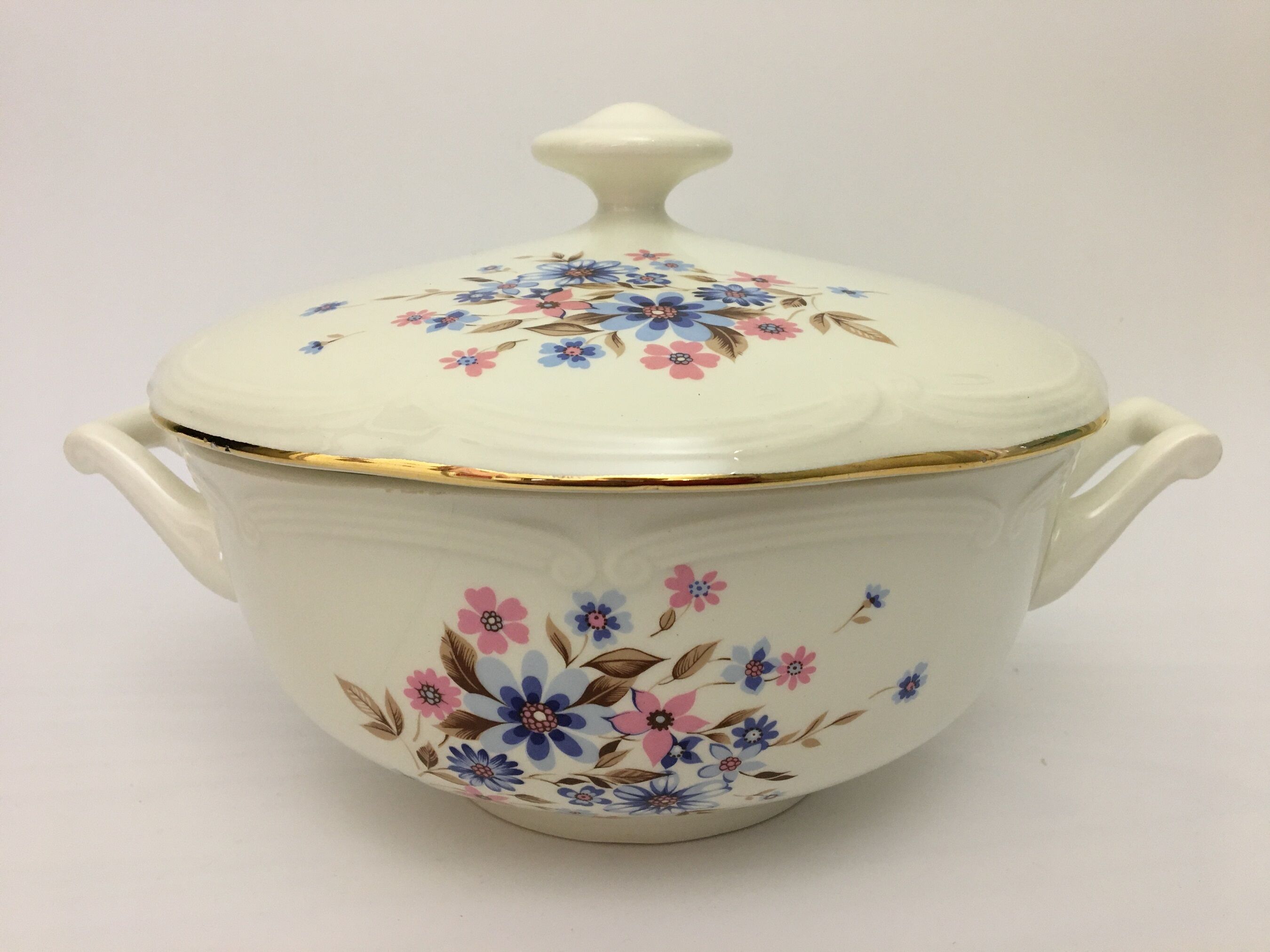 Soup pot "Gien" with spring flower motifs