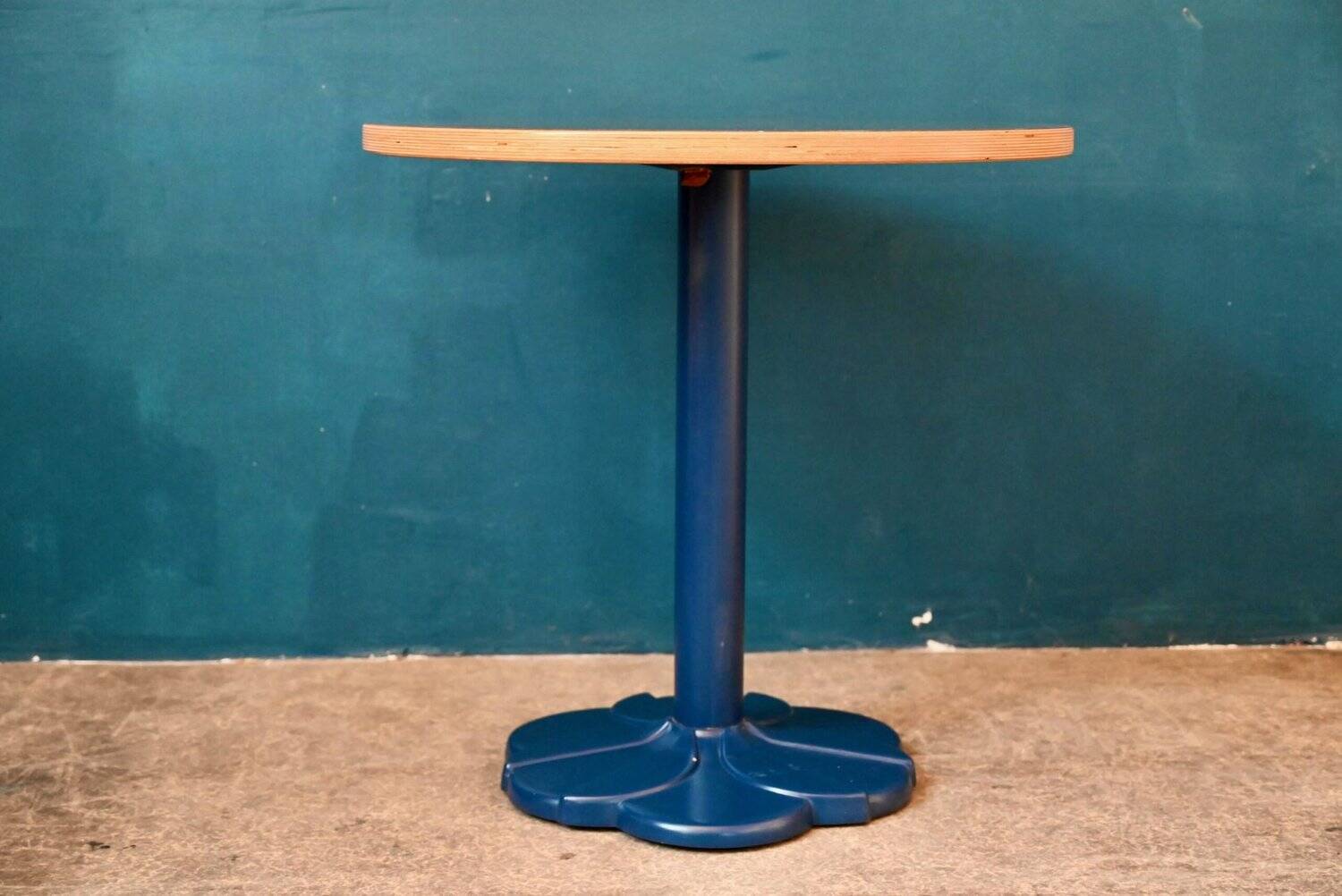 Round bistro table with tulip base in Art Deco style from the 1990s.