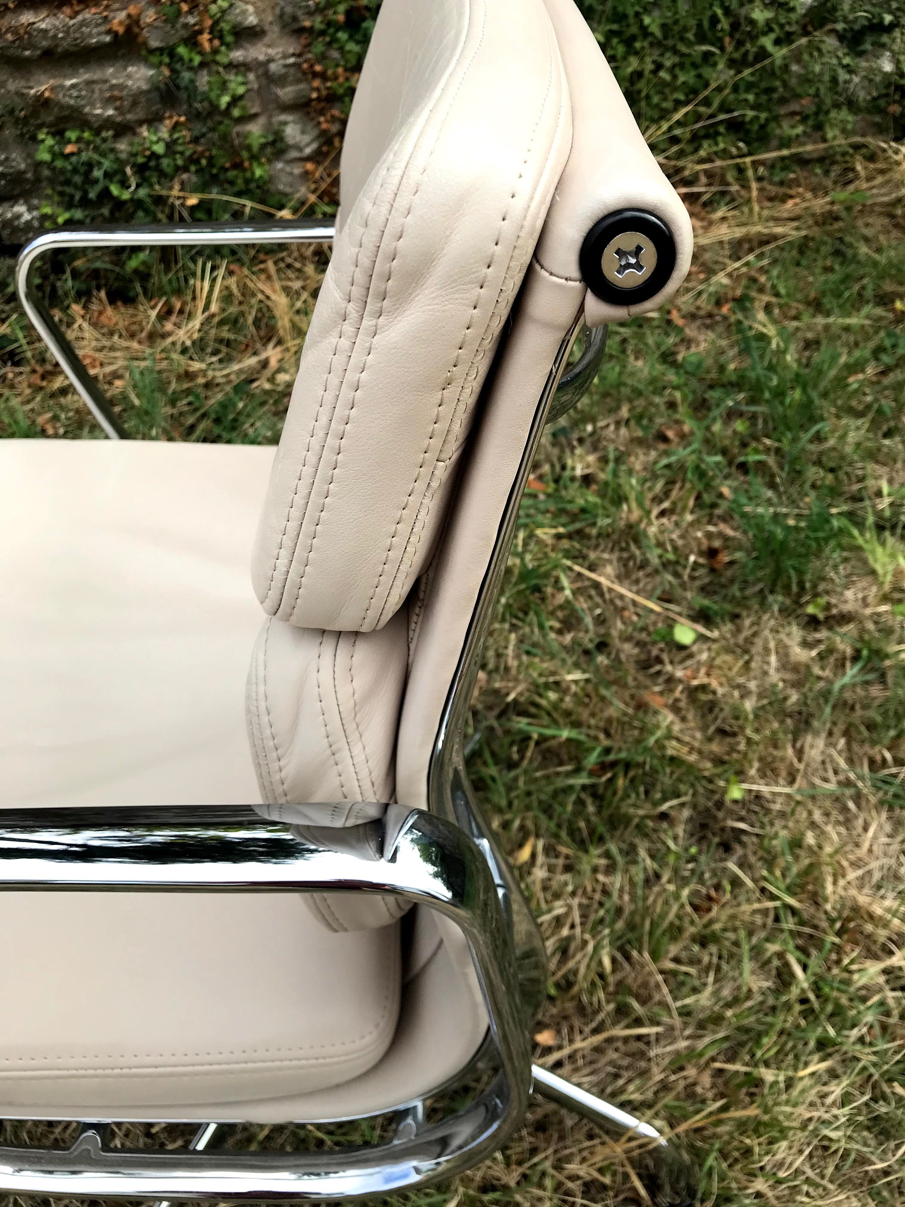 Design Soft Pad EA 208 Charles and Ray Eames office chair for Vitra 60s
