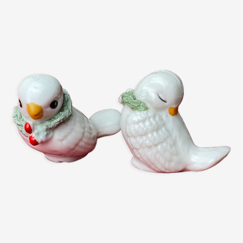 Paire d'oiseaux blancs miniatures en céramique ancienne