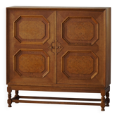 Armoire classique sclulpturale moderne danoise en placage de chêne et de bois de ronce, années 1950