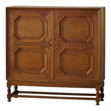 Armoire danoise classique en placage de chêne et bois de racine, années 1950.