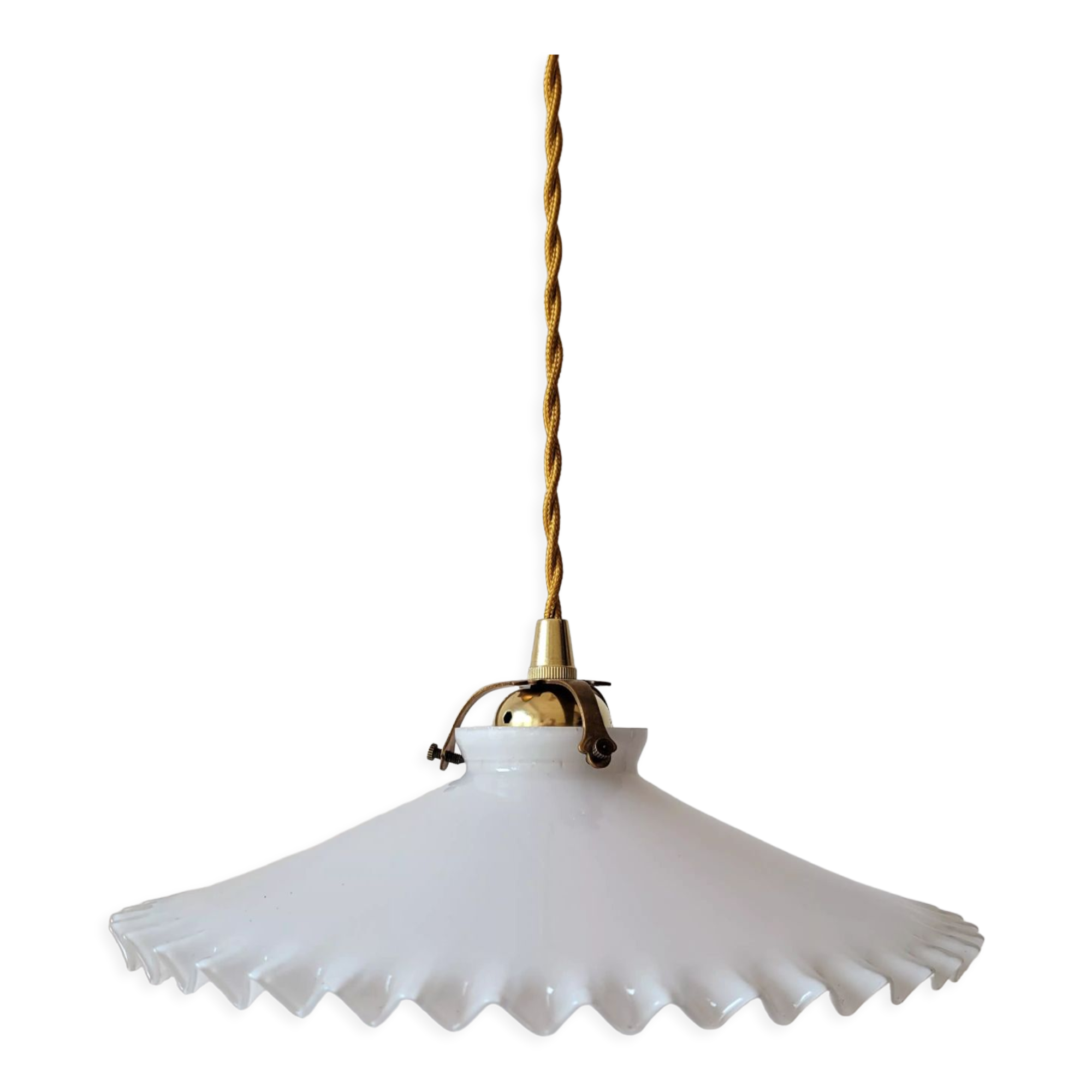 Serrated opaline suspension