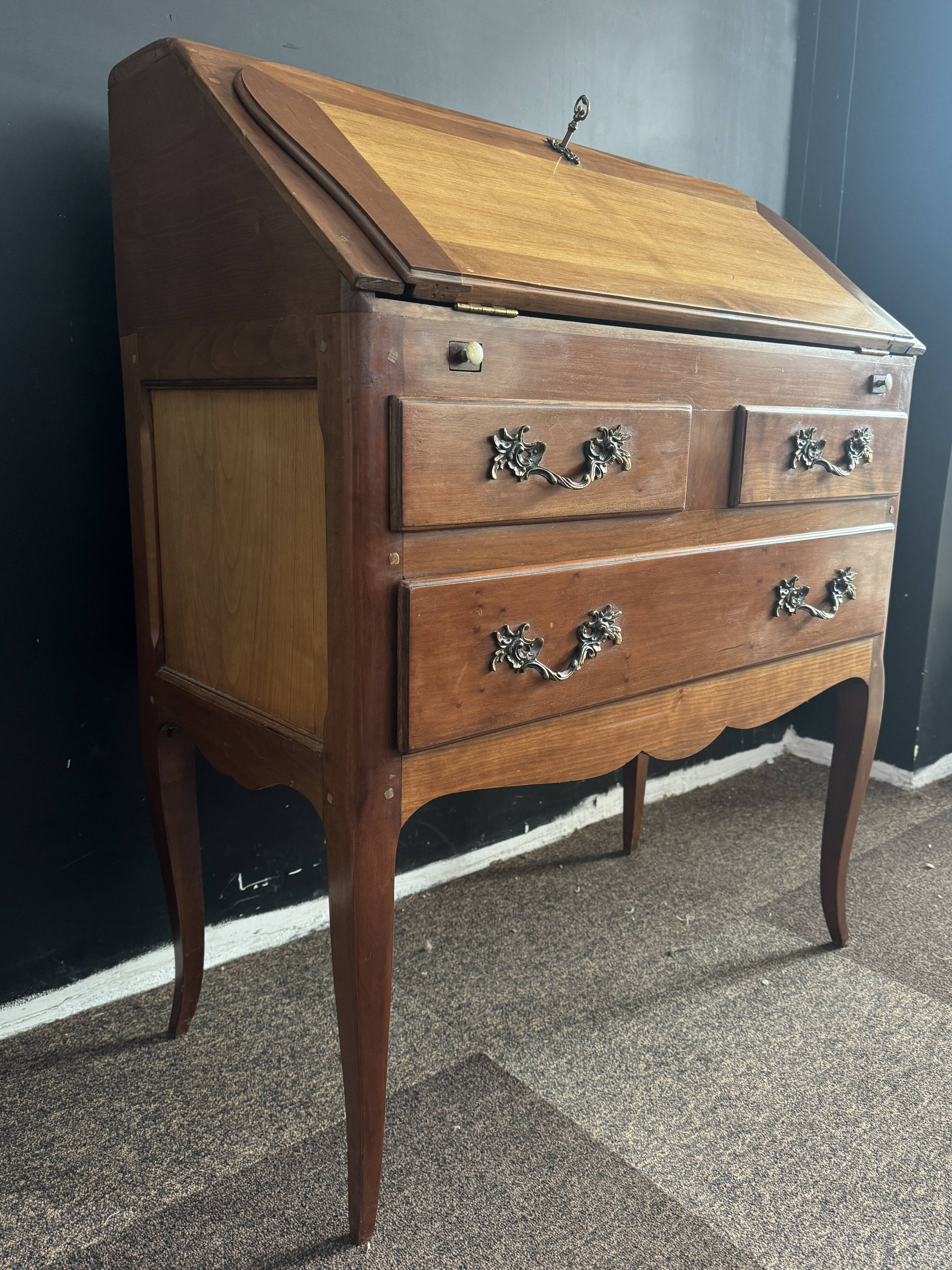 Slope desk / hump desk