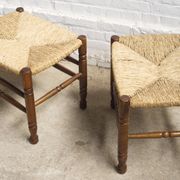 Une paire de tabourets en corde à papier