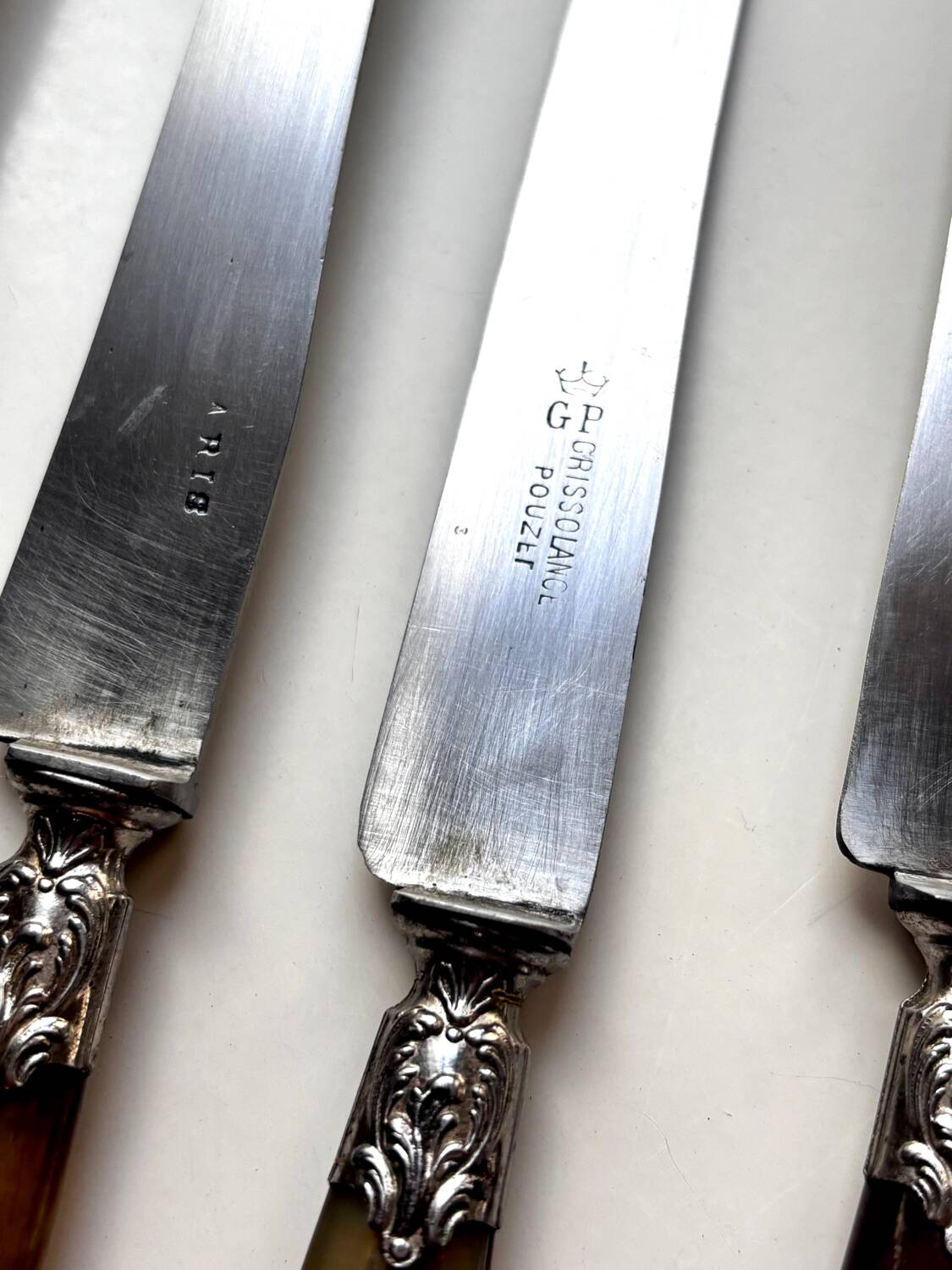 18 Wiskemann table knives in horn