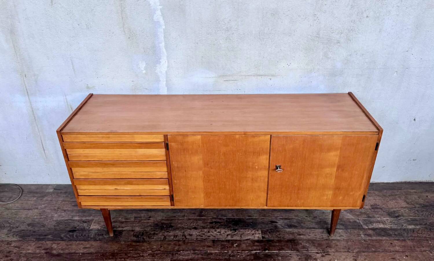 Vintage enfilade from the 1960s, 150 cm long, with 2 doors and 4 drawers.