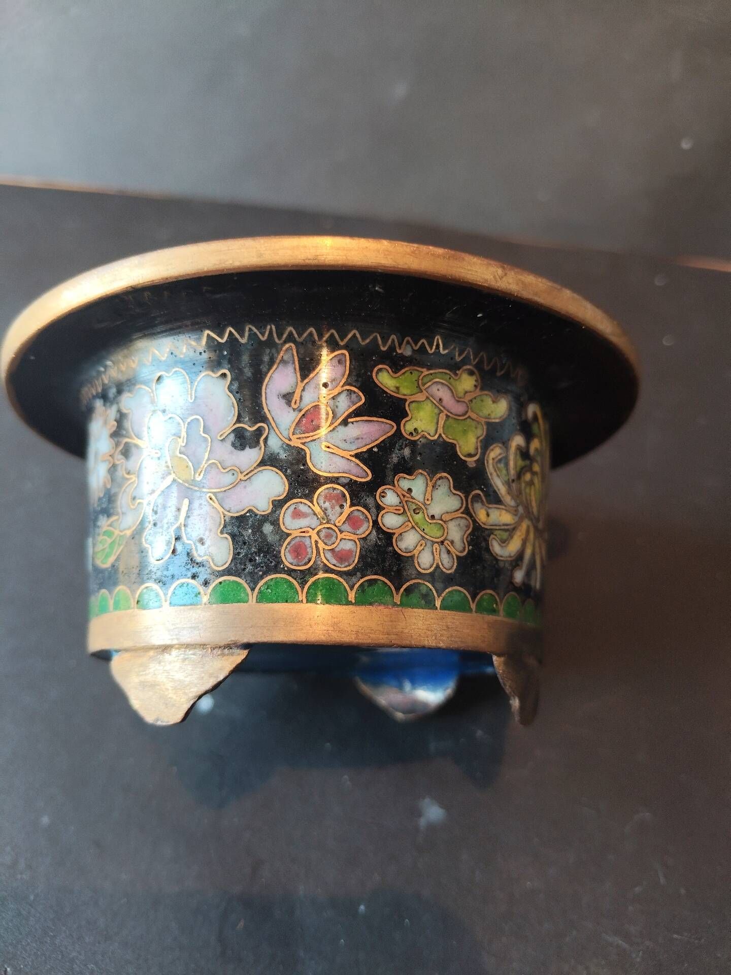 Vintage Chinese bowl in cloisonné enamel on four feet