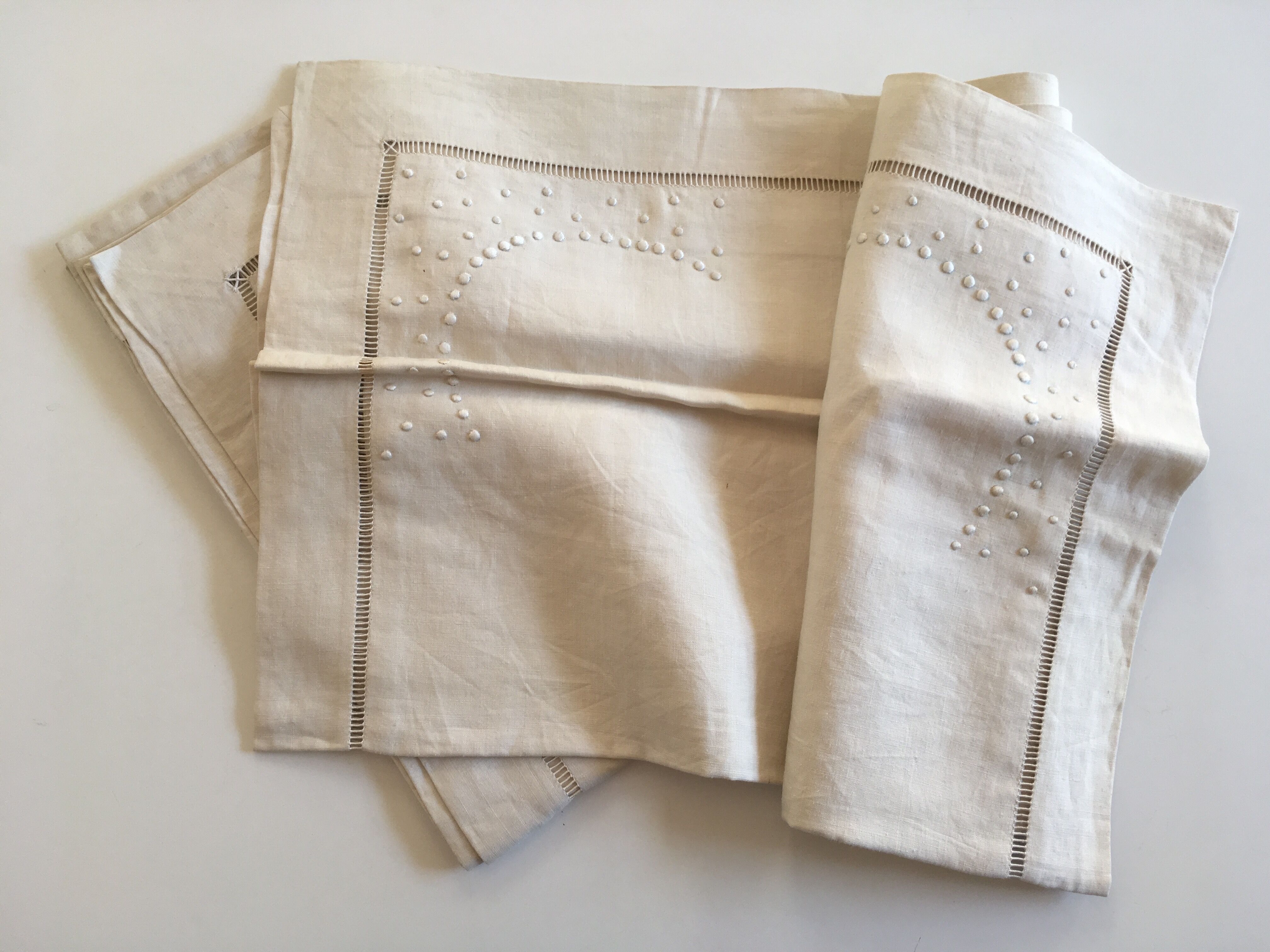 Drap et taies trousseau de réserve en fil de lin brodé de perles