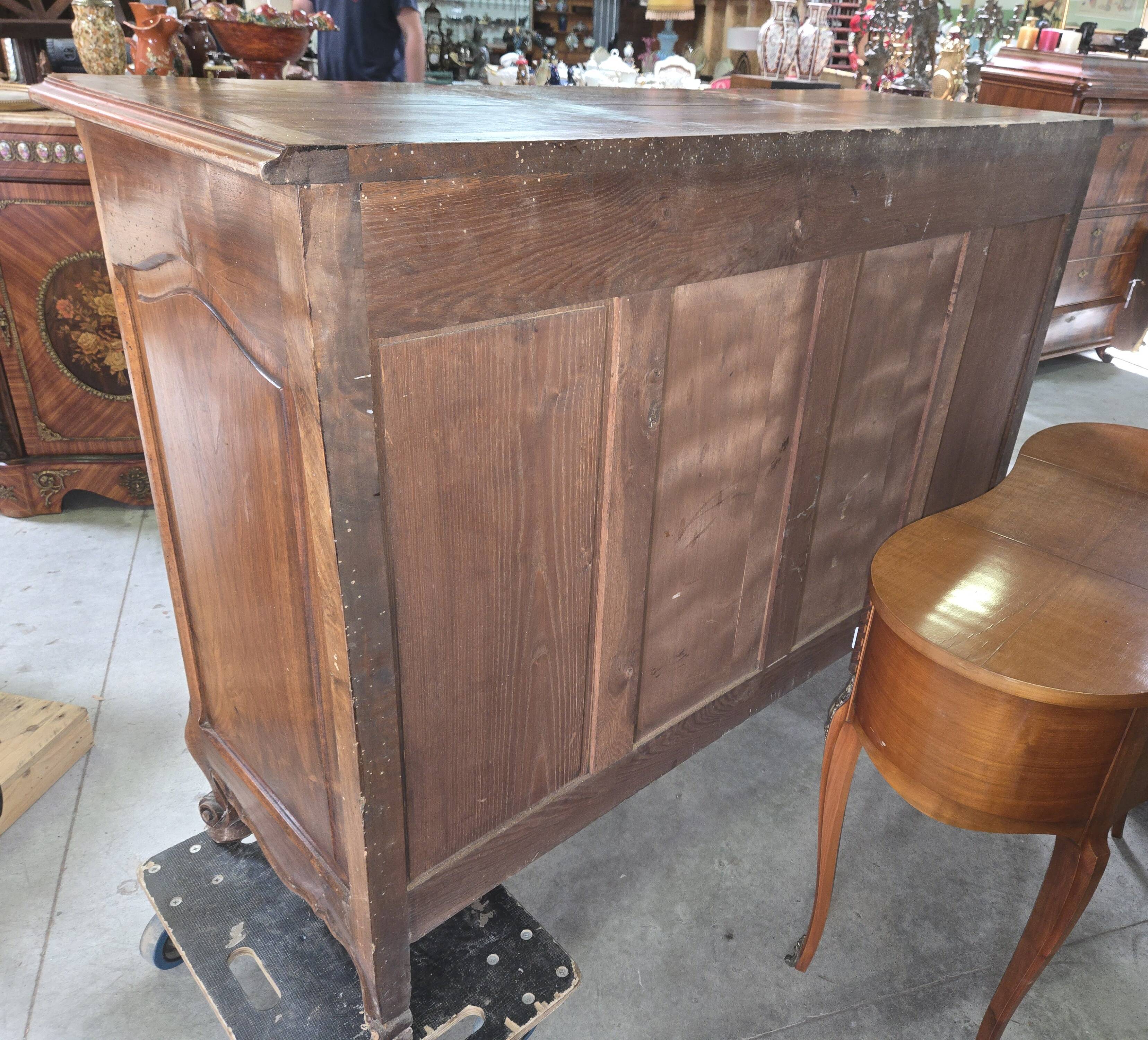 Buffet Louis XV provençal en noyer sculpté – XIXe siècle