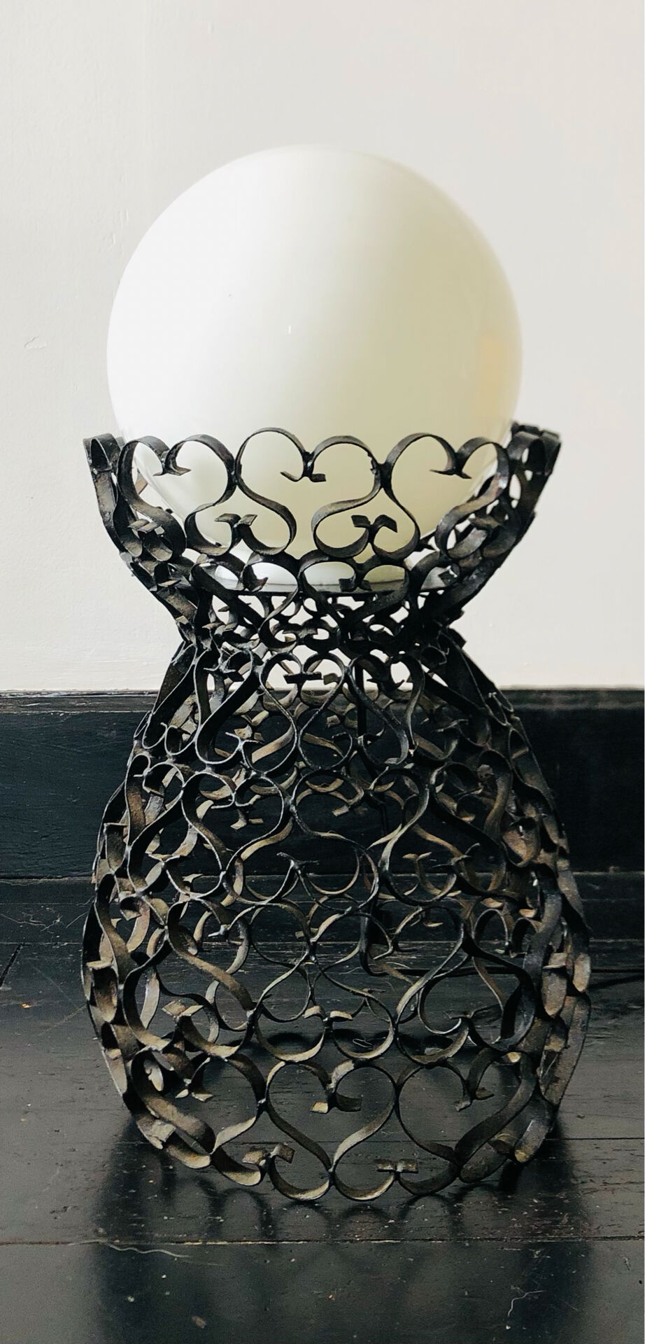 Lame en fer forgé artisanale et globe en opaline blanche