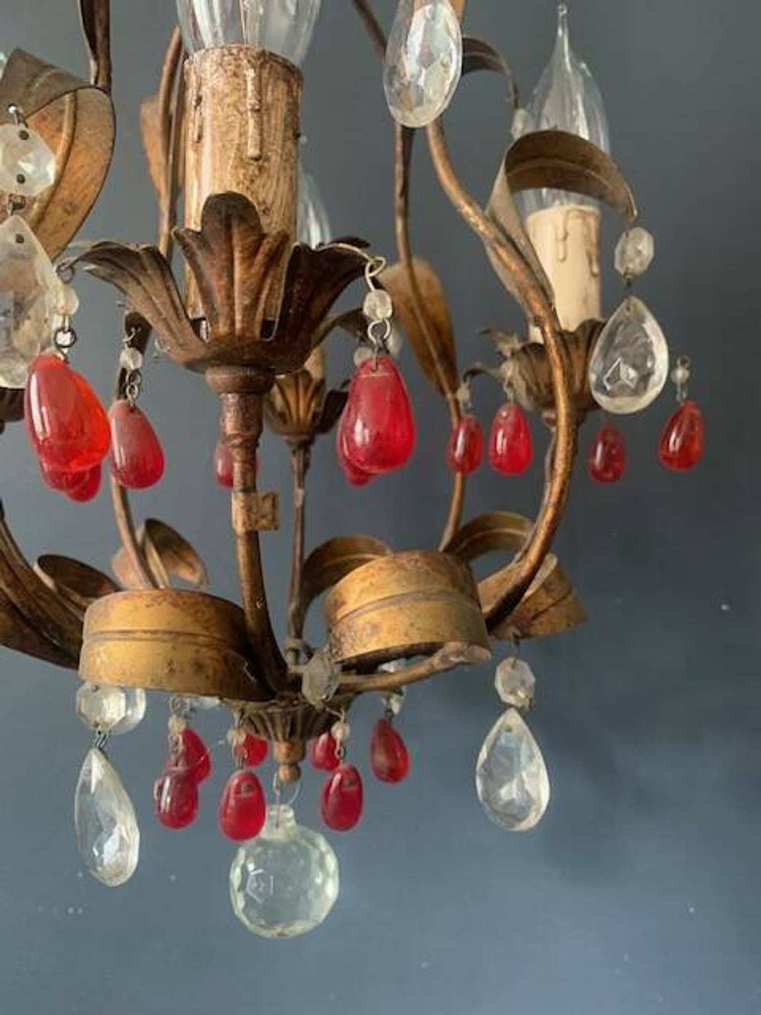 Antique chandelier in gilded sheet metal and red and white crystal pendants, 1900