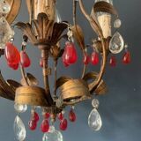 Lustre ancien en tôle dorée et pampilles de cristal rouge et blanc, 1900