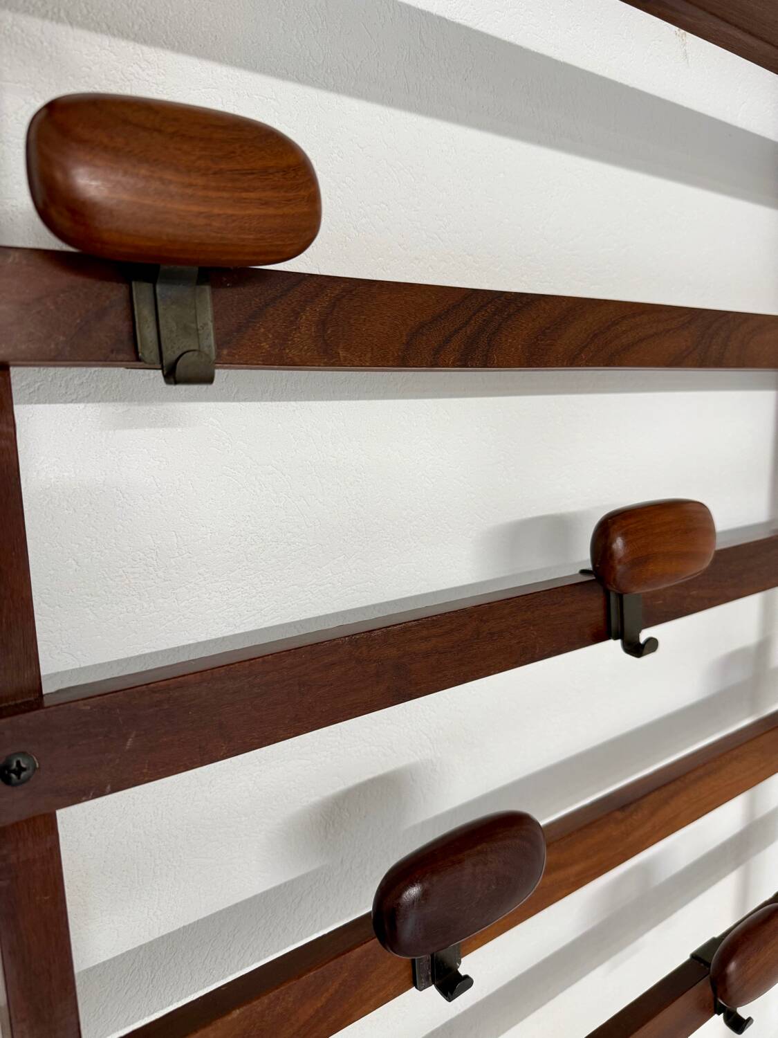Antique Italian design wall coat rack Ezhio Longhi / Elam vintage teak