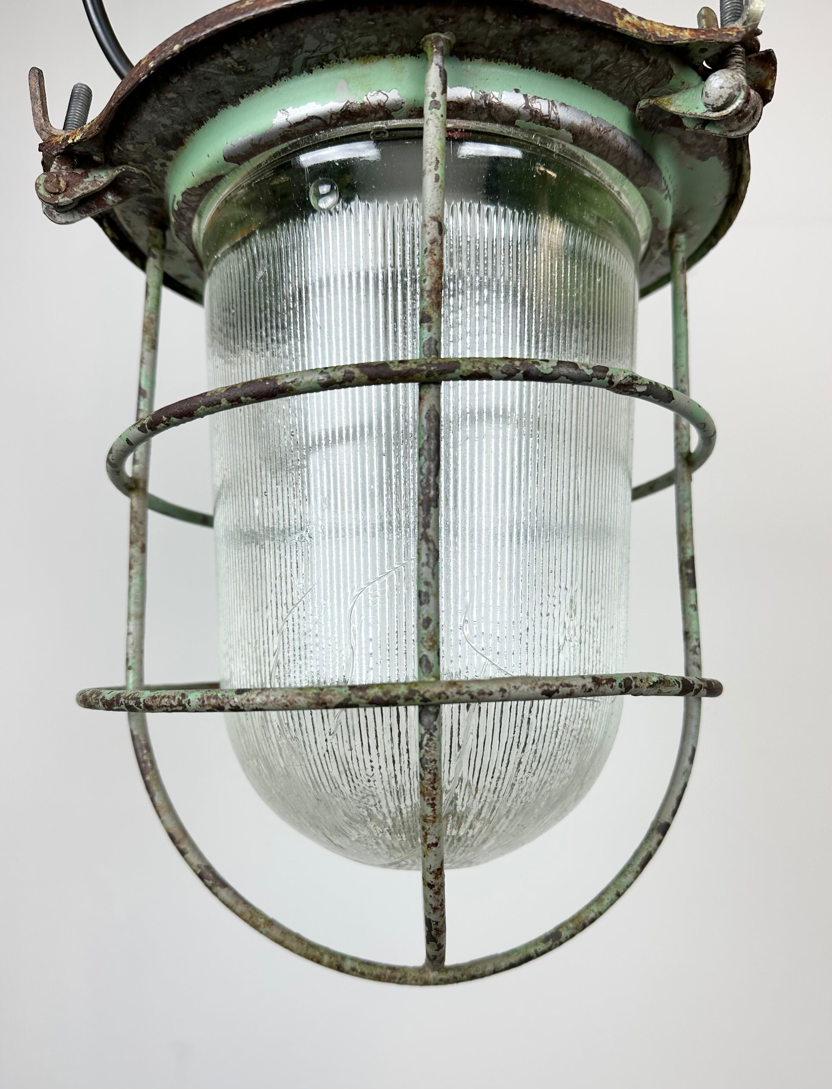 Suspension de bunker industriel soviétique vert avec grille de fer, années 1960
