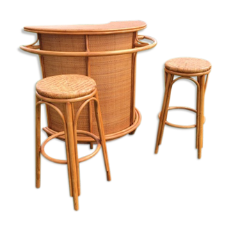 Half moon rattan bar with its two stools