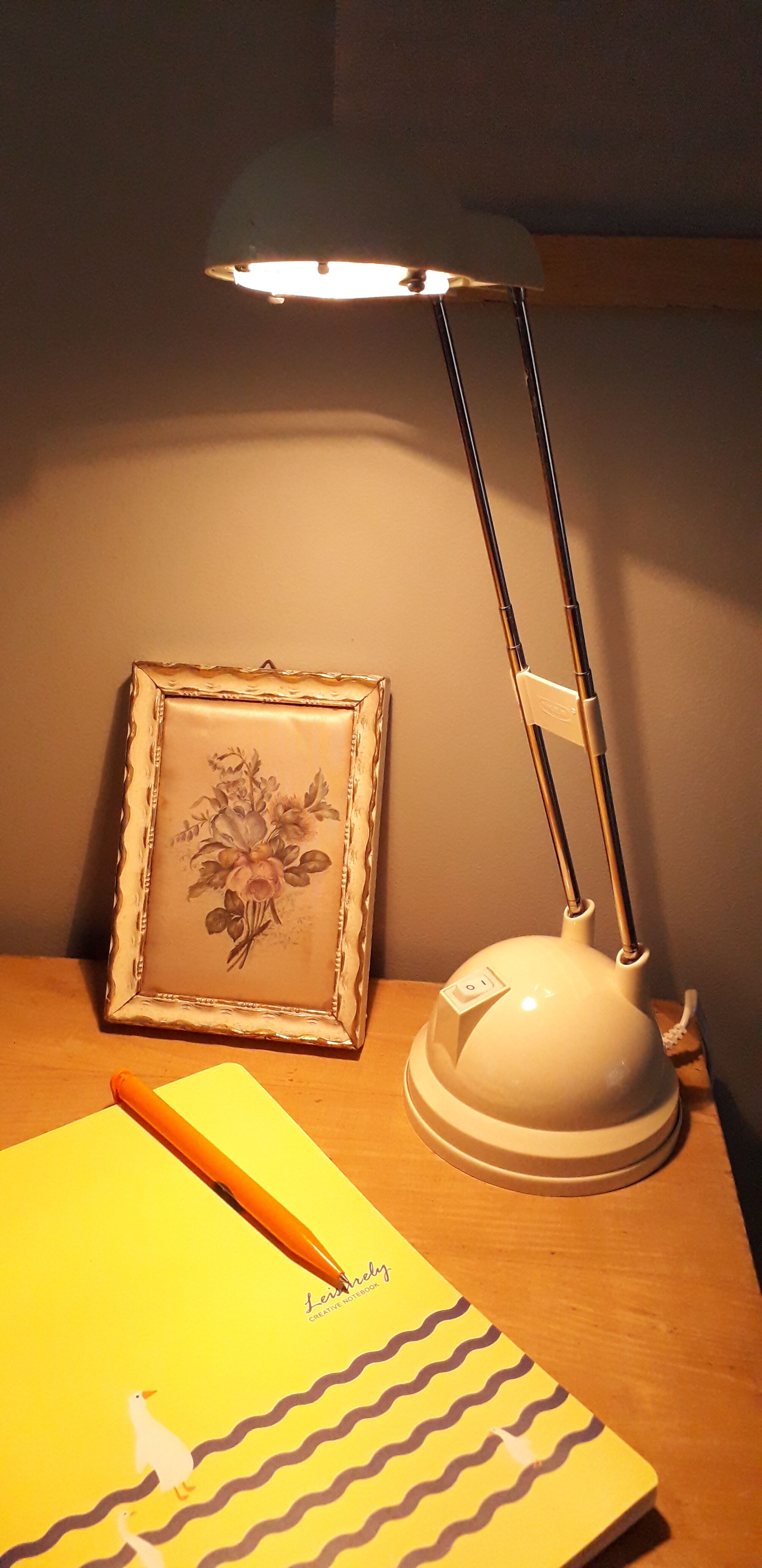 Desk lamp