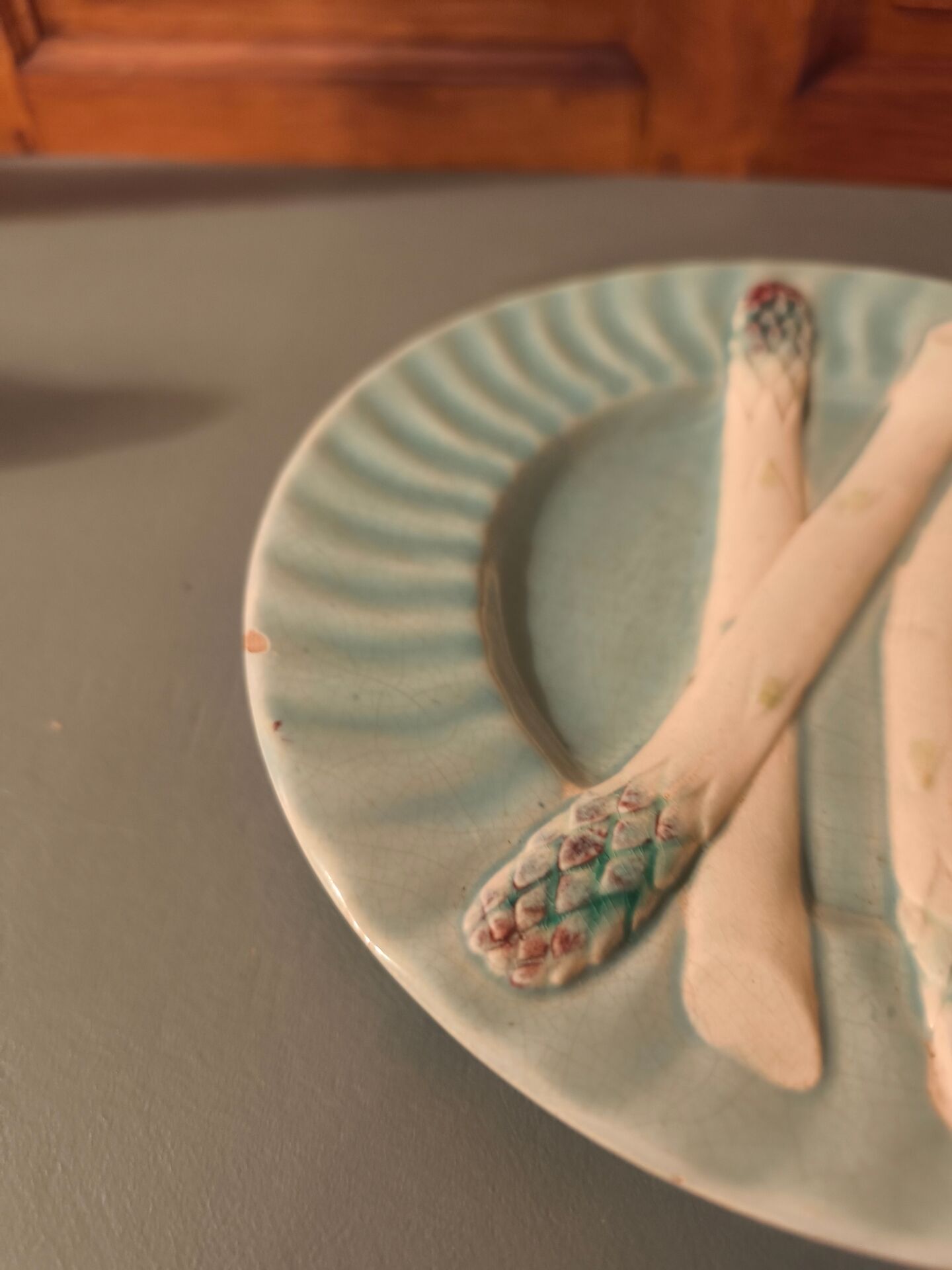 Assiette ancienne en barbotine – décor d’asperges