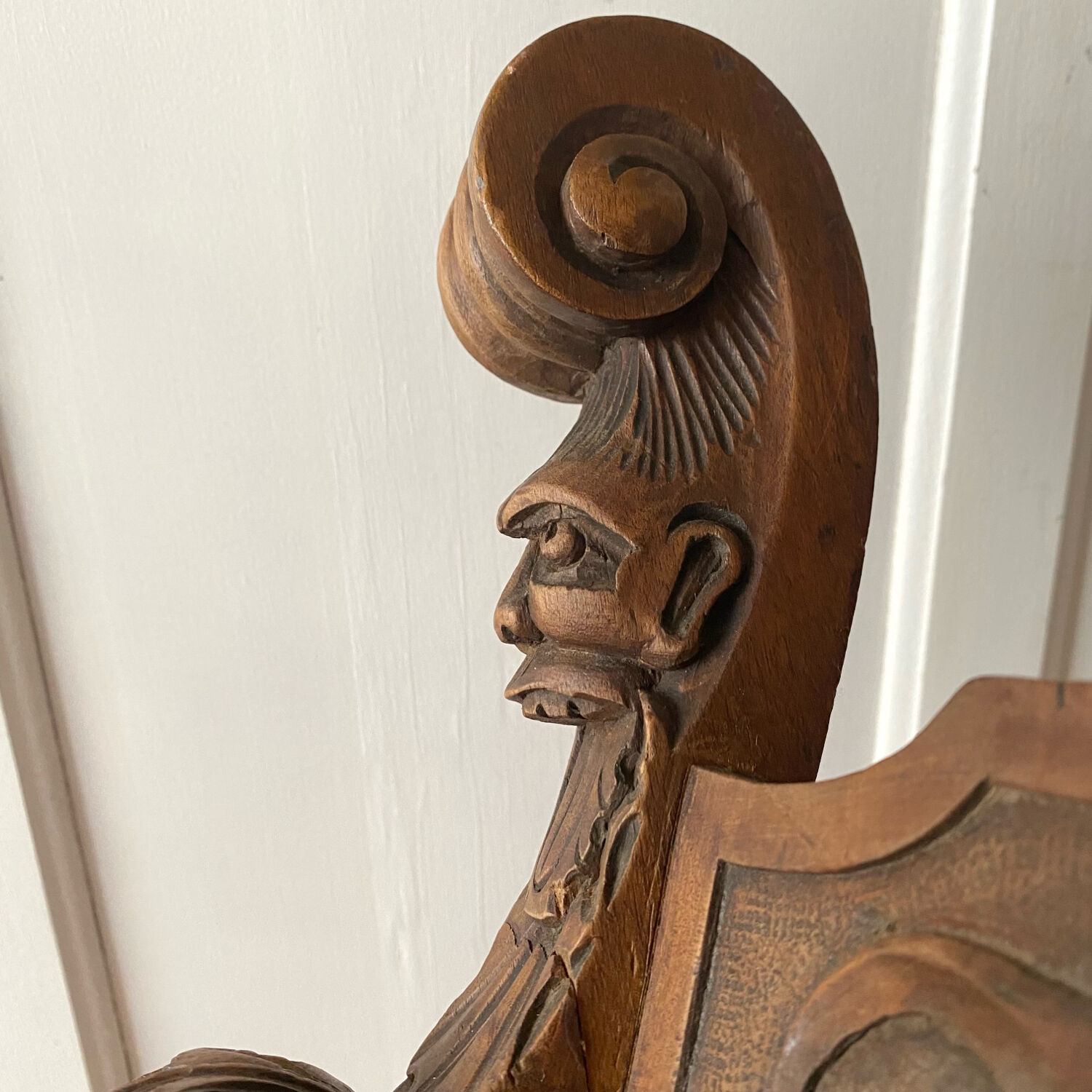 Dagobert armchair in carved wood