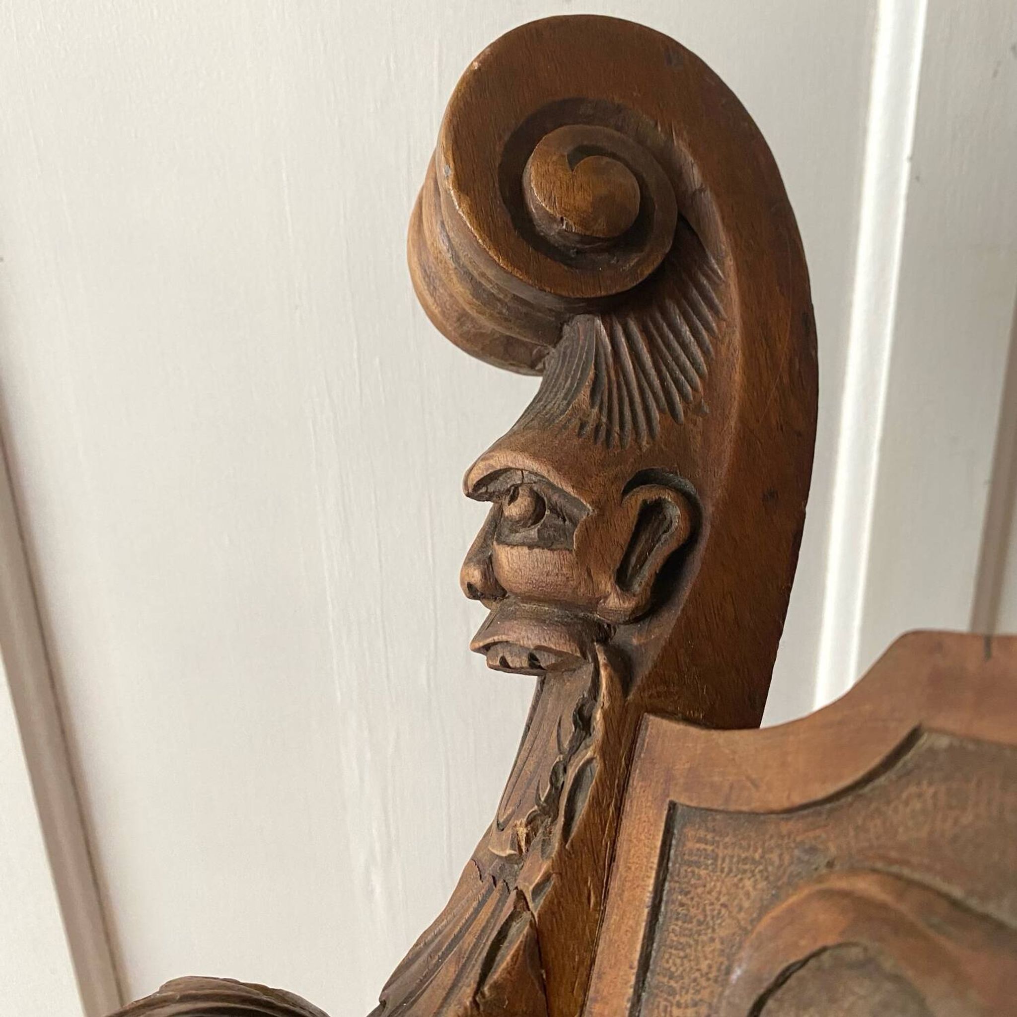 Fauteuil Dagobert en bois sculpté