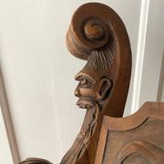 Fauteuil Dagobert en bois sculpté