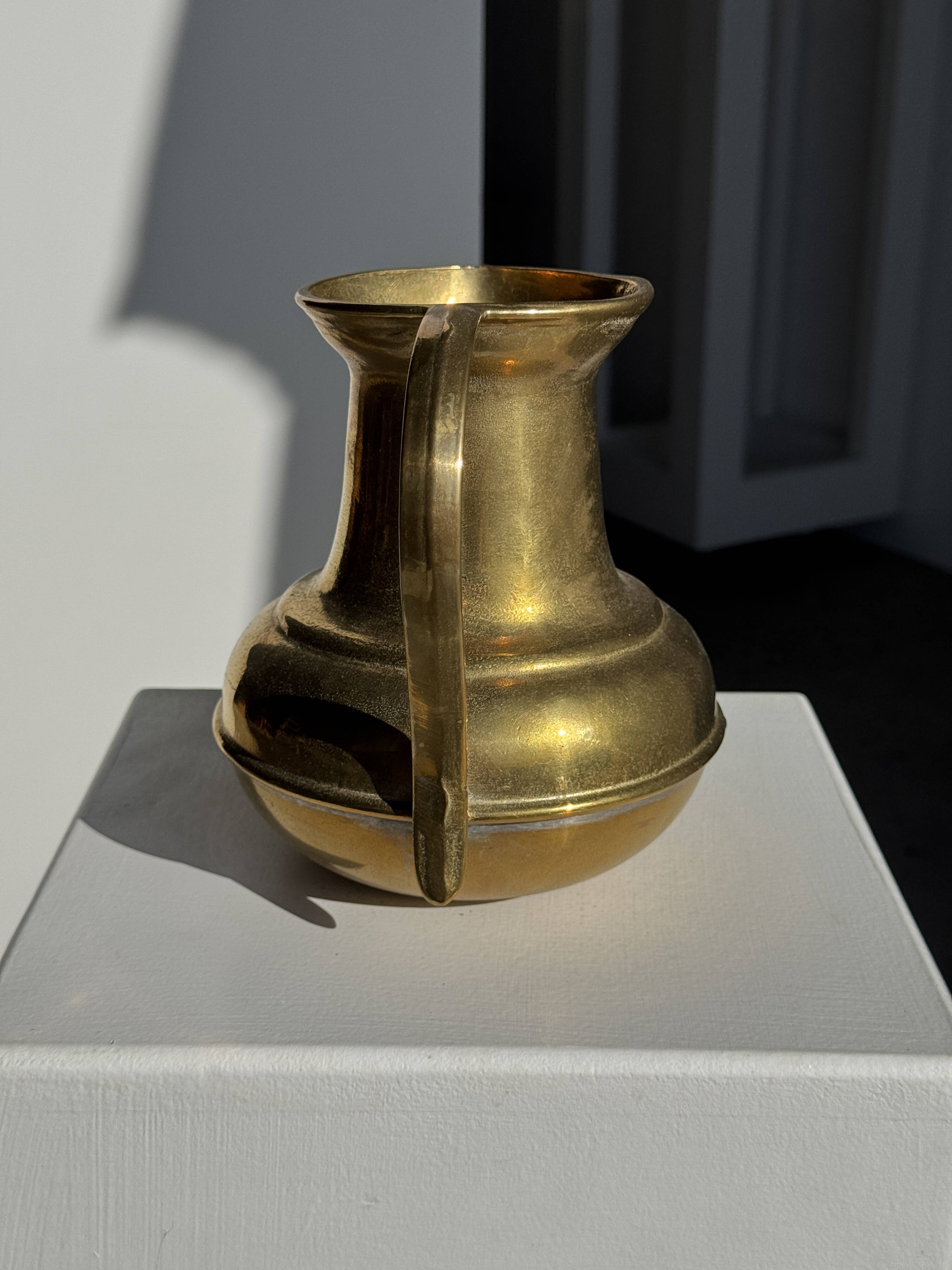 Carafe or metal jug with a rounded body H18