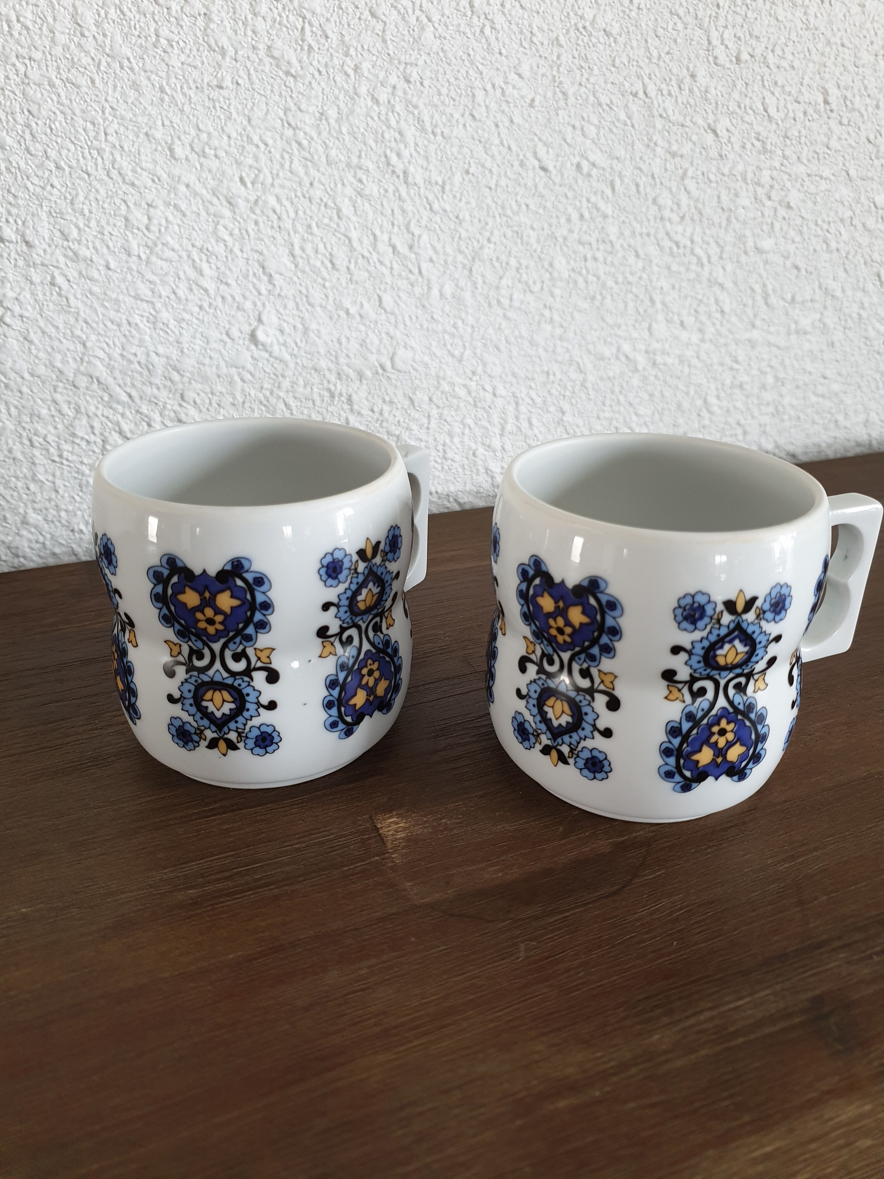 Porcelain mugs duo