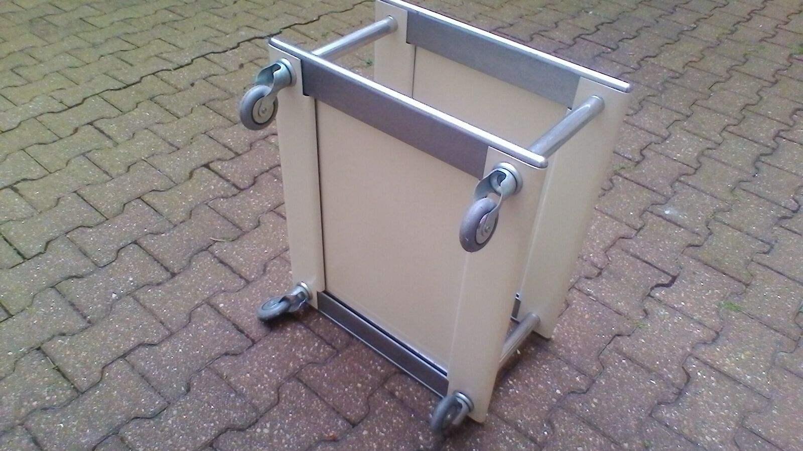 Design coffee table on wheels