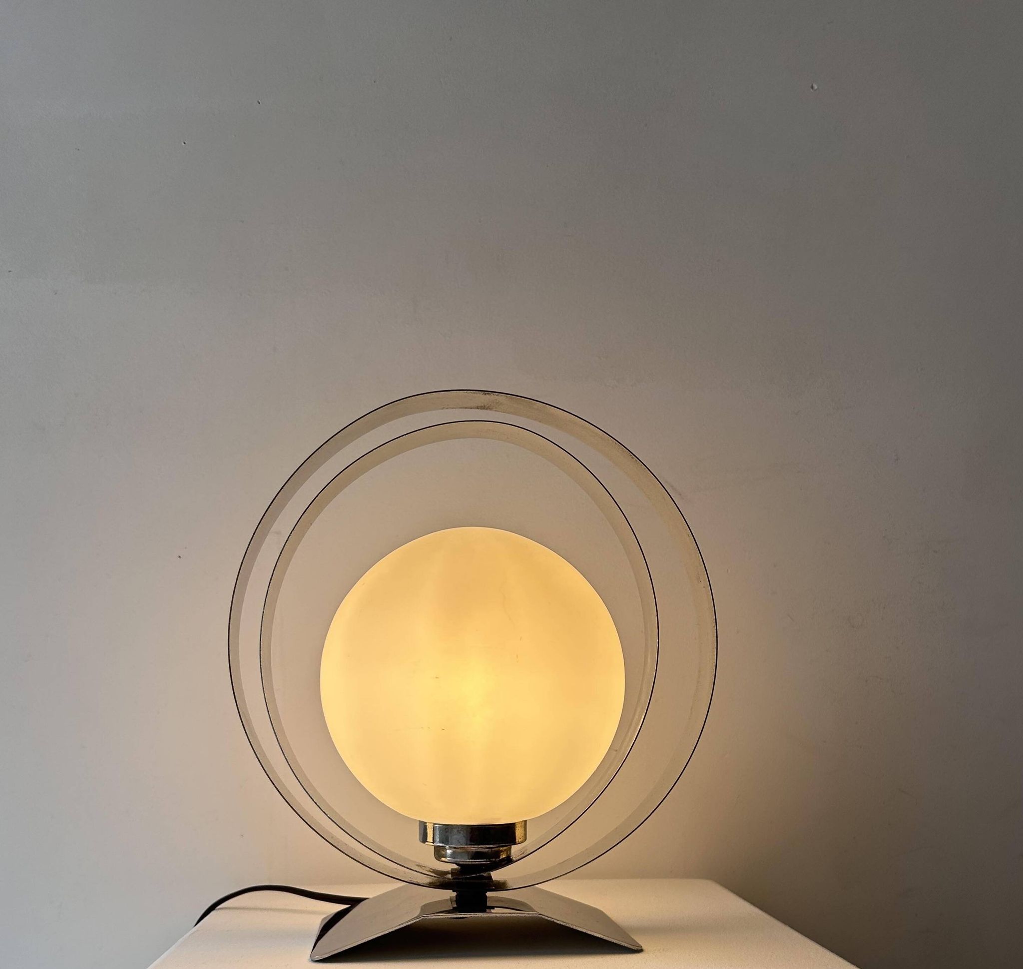 Lampe de table vintage, chrome et opaline, France 1970