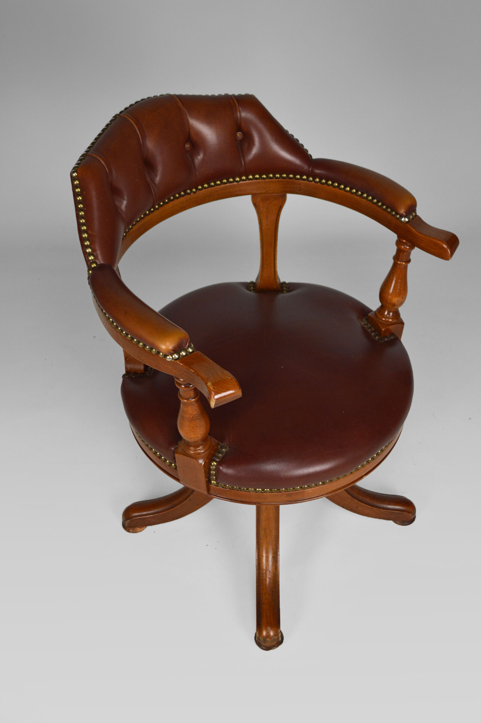 Swivel Chesterfield armchair in wood and leather