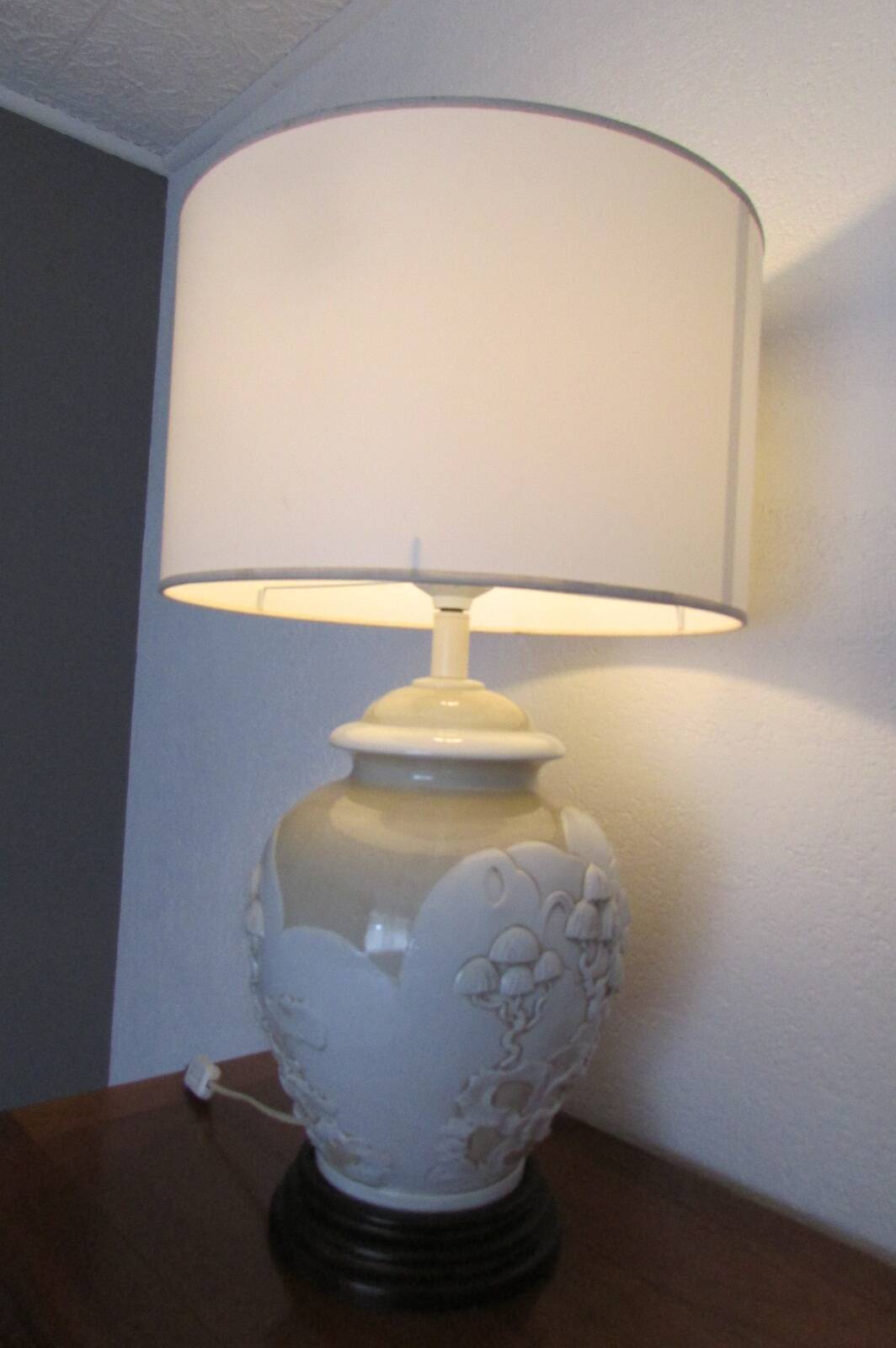 Large enameled porcelain lamp in relief, Asian pattern
