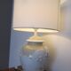 Grande Lampe en porcelaine émaillée en relief, motif asiatique