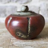 Pot couvert en céramique signé