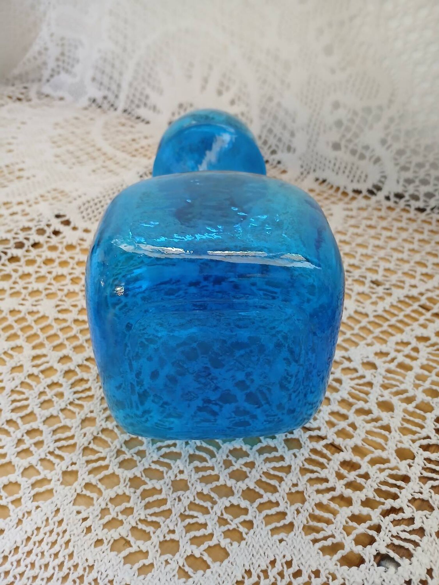 Carafe en verre bosselé bleu