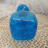 Carafe en verre bosselé bleu