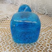 Carafe en verre bosselé bleu