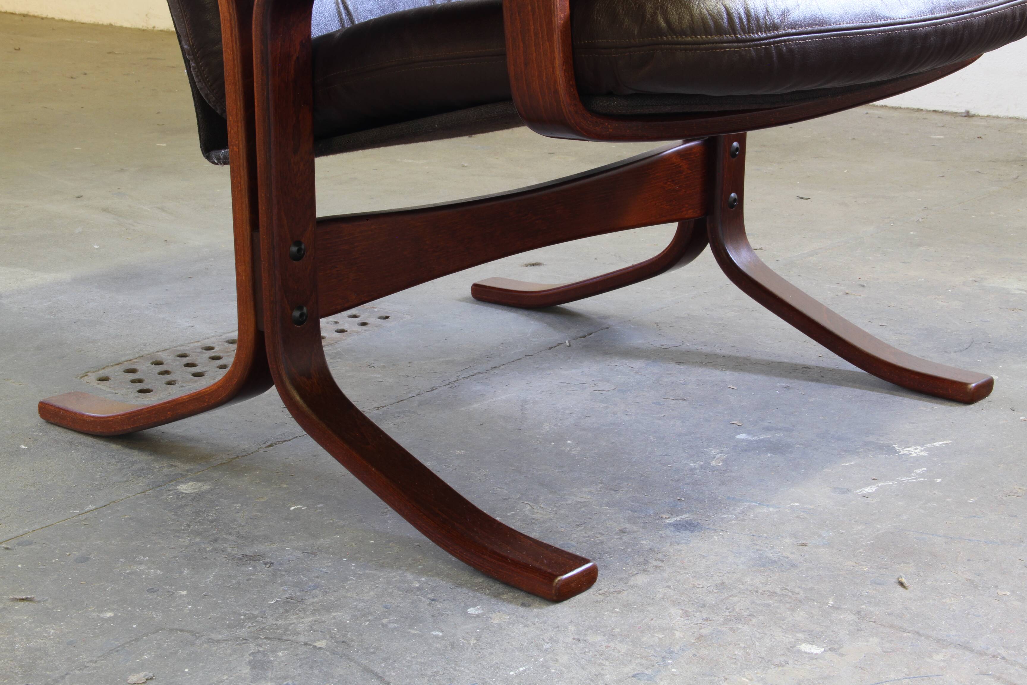 Paire de fauteuils lounge modernistes norvégiens des années 1970, attribués à Jon Hjortdal.