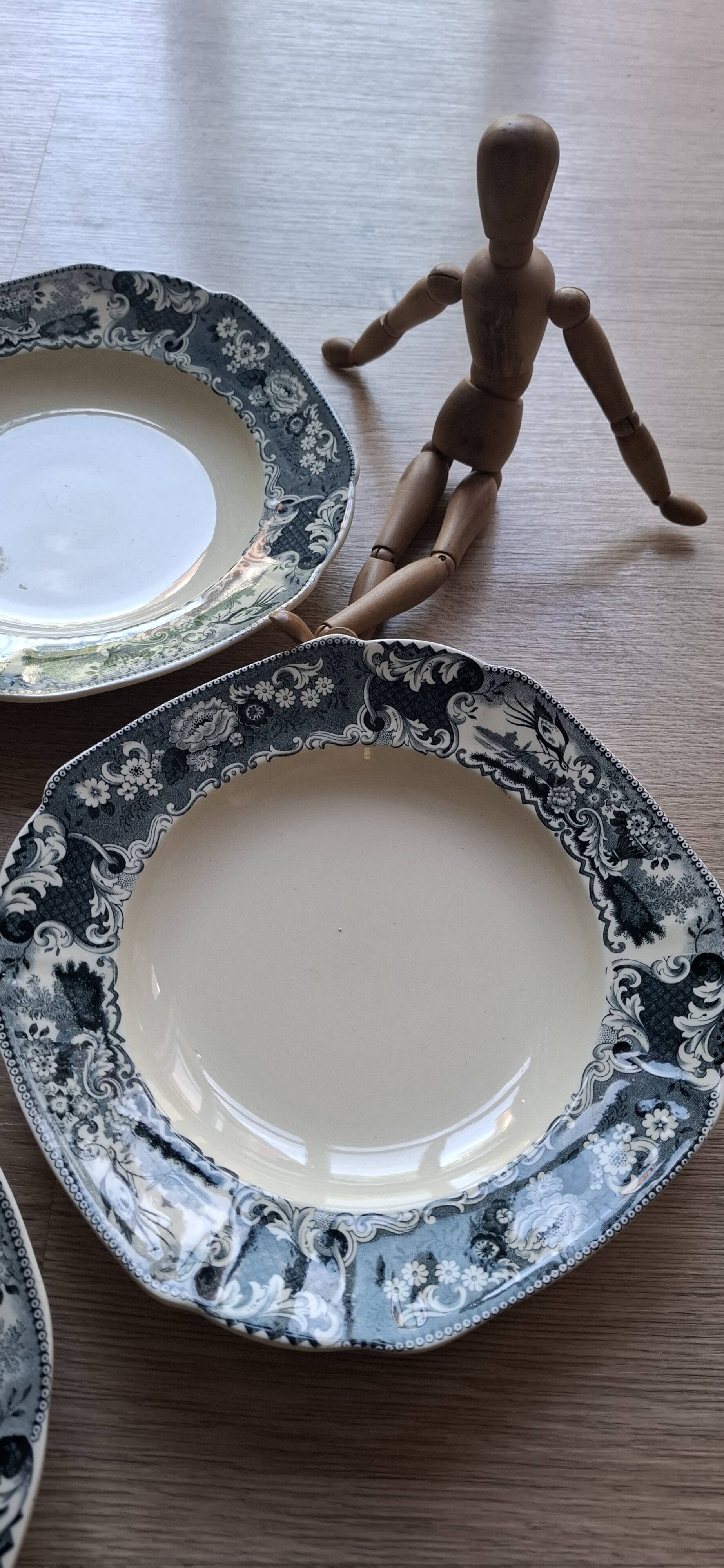 4 large Victoria Maestricht plates