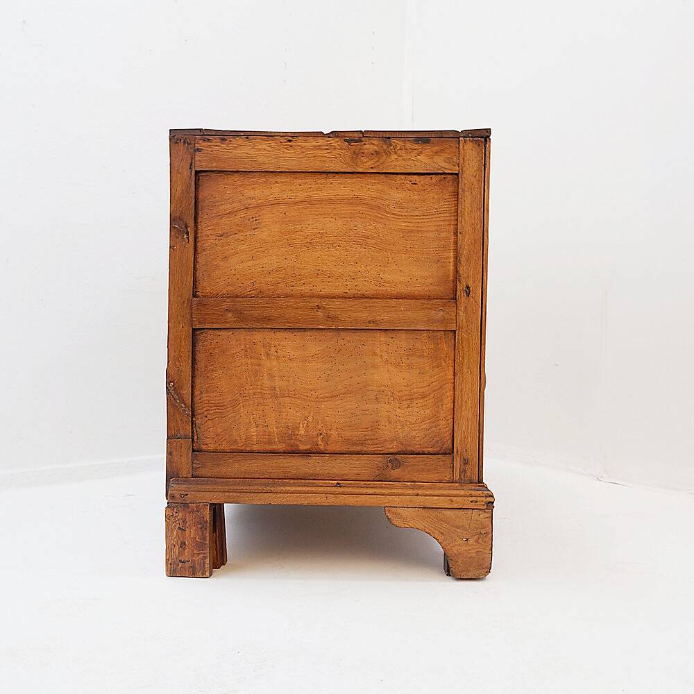 Commode rustique avec deux tiroirs et pieds sculptés - 1930