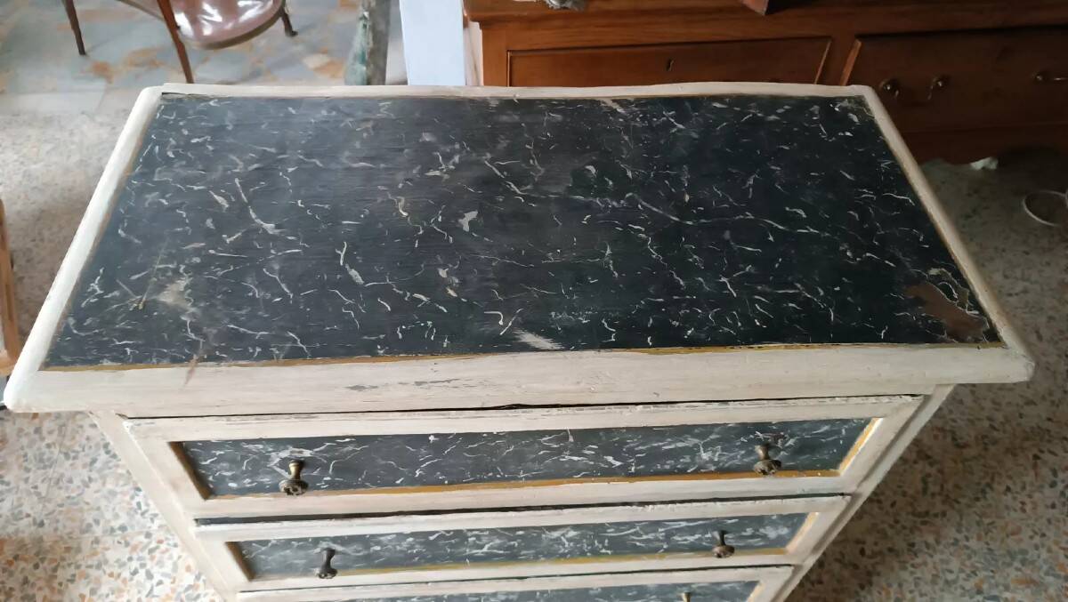 Small lacquered chest of drawers, Tuscan origin, 18th century