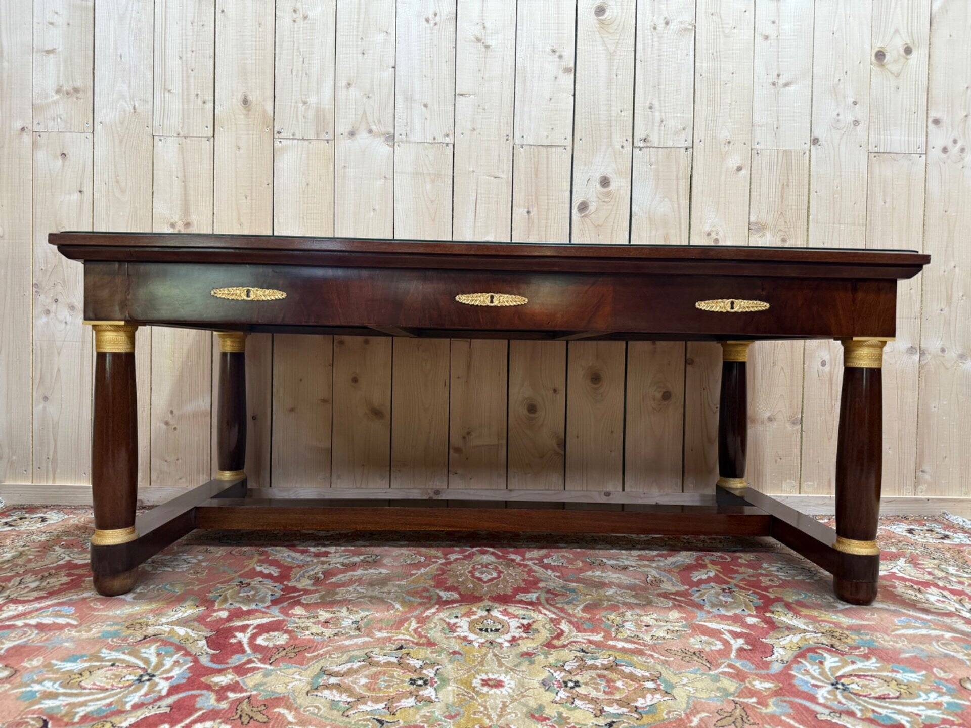 Bureau plat de style Empire en acajou et cuir vert