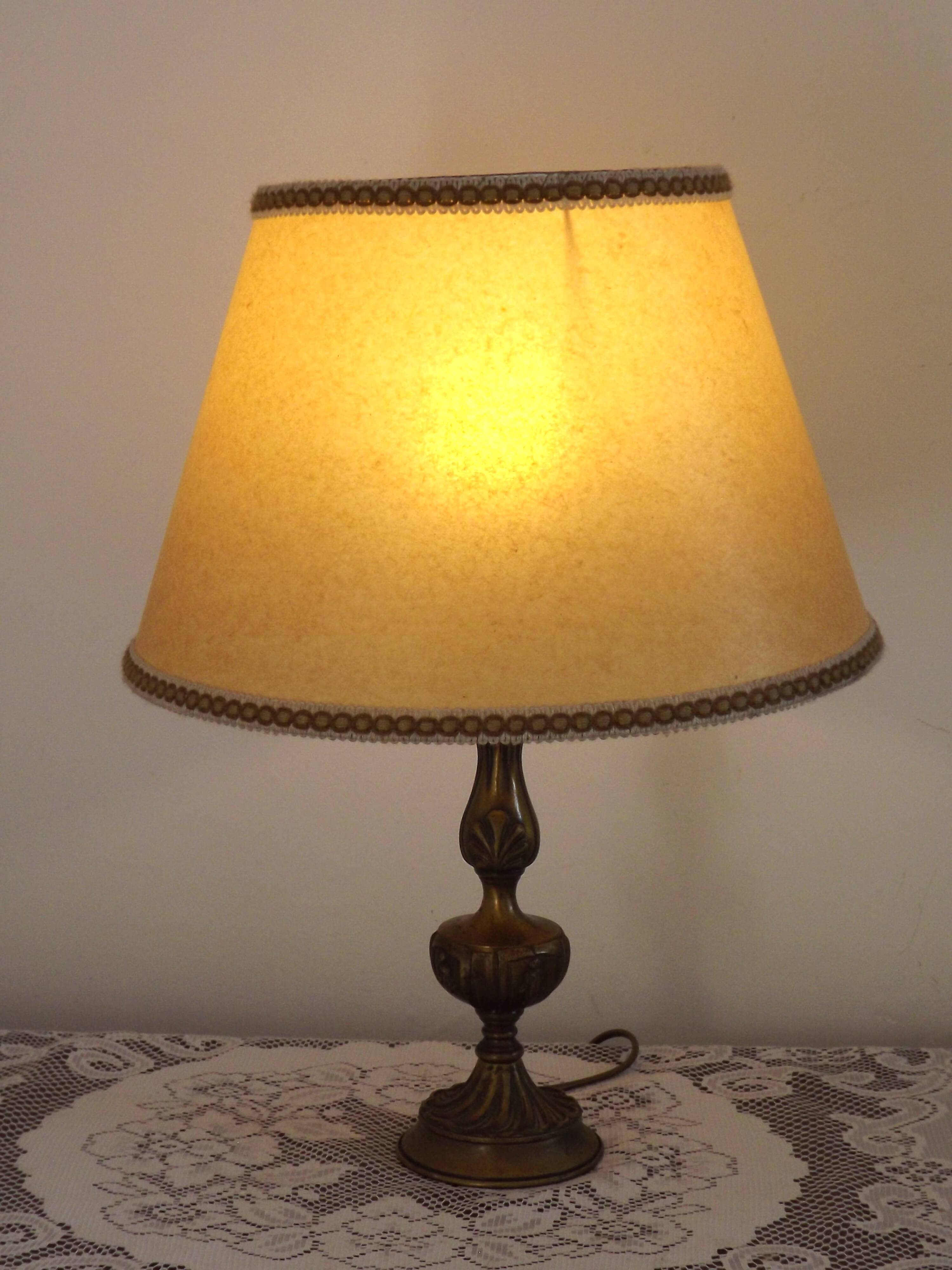 Spanish vintage brass table lamp with beige braided plastic shade 5555.