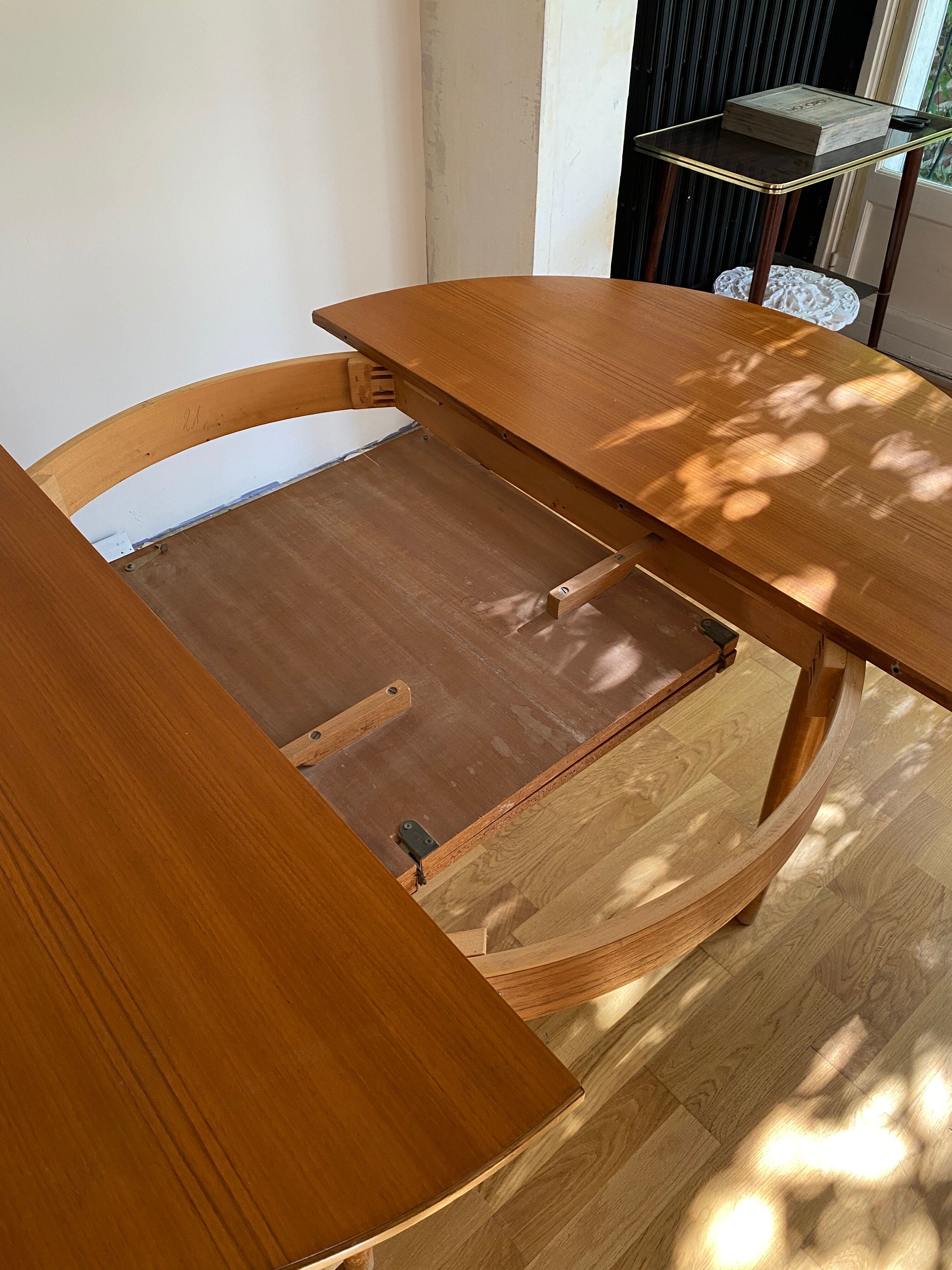 Extendable teak round table