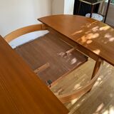 Extendable teak round table
